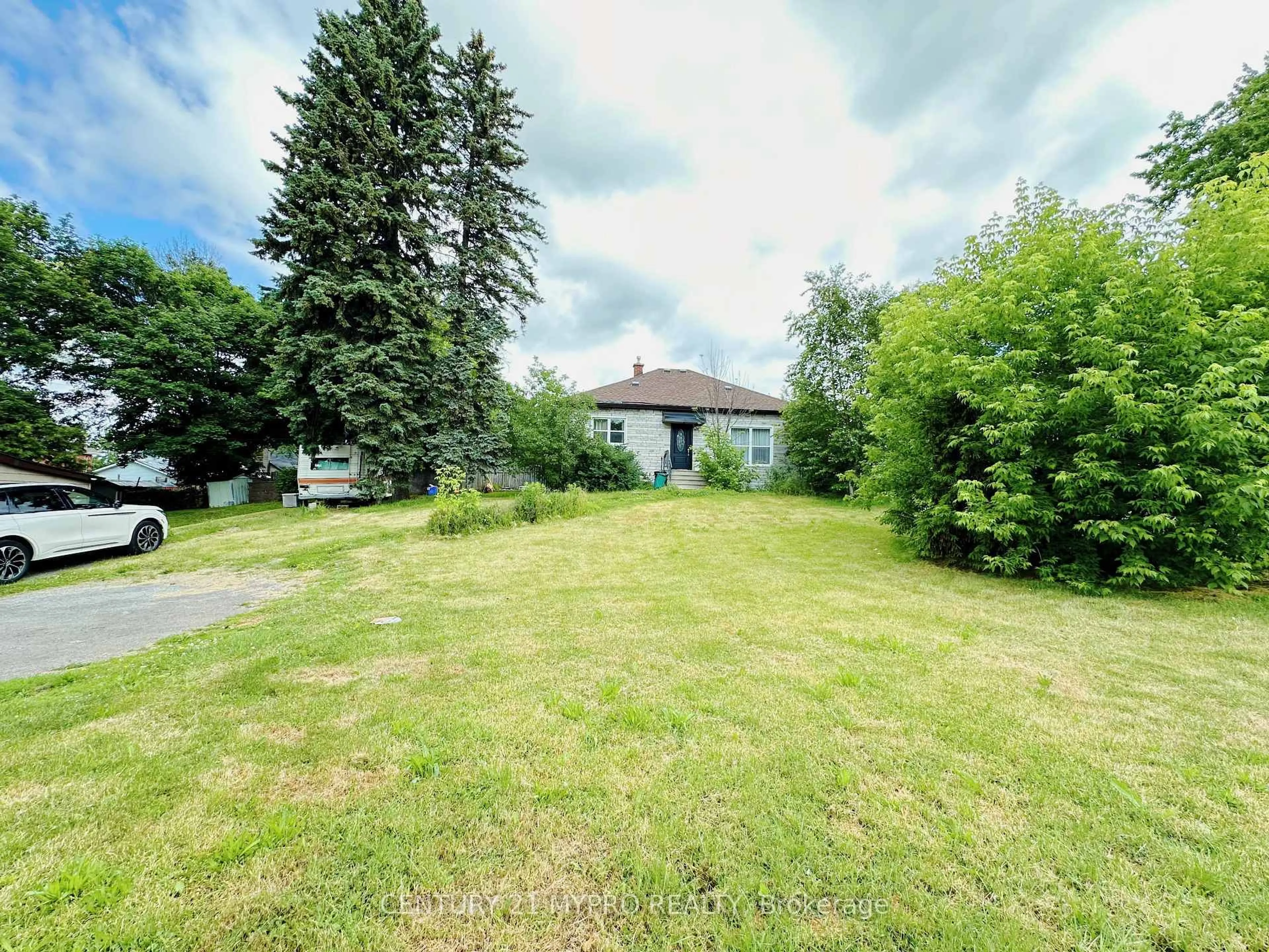 A pic from outside/outdoor area/front of a property/back of a property/a pic from drone, street for 94 Prospect St, Newmarket Ontario L3Y 3T4