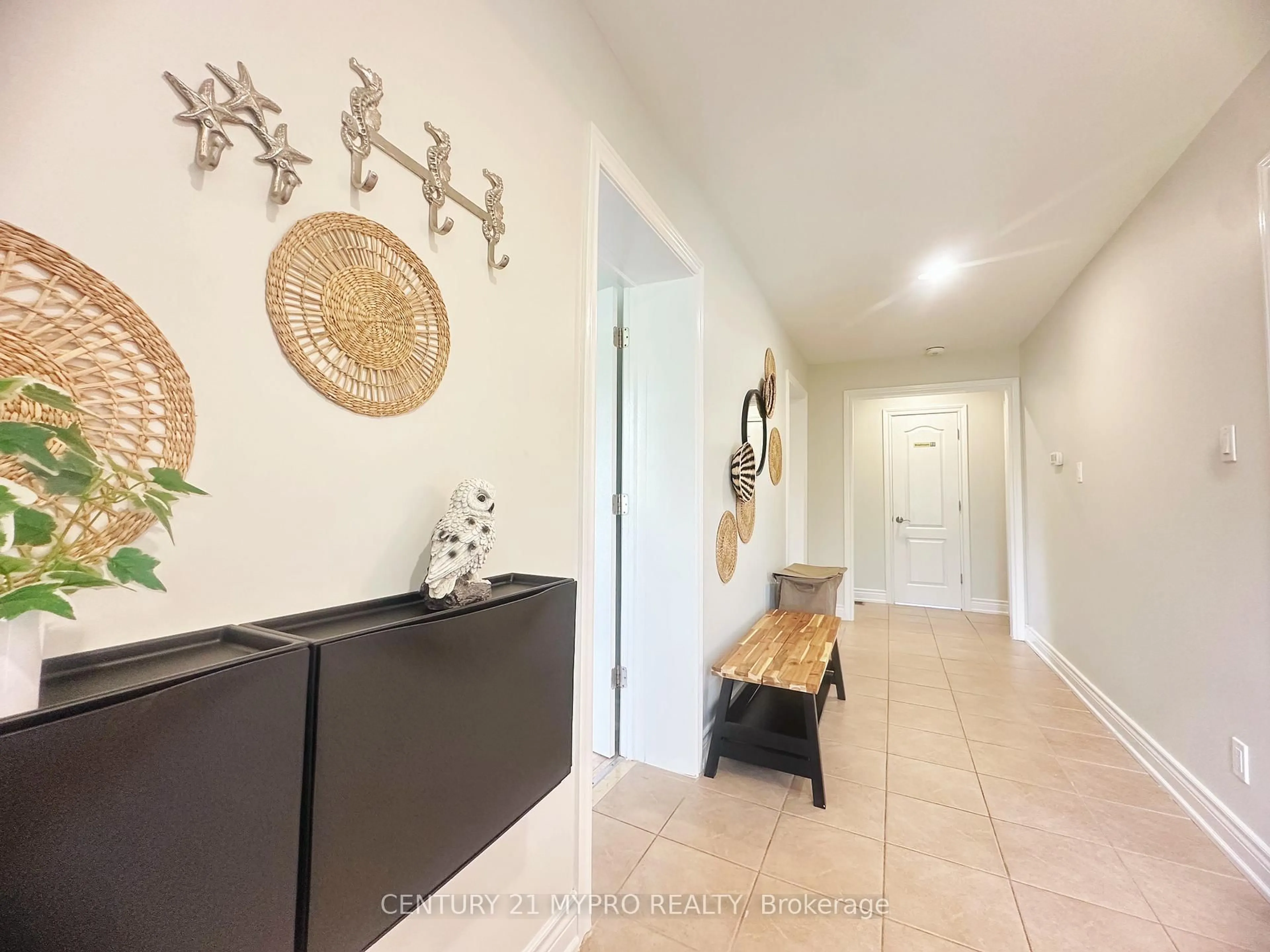 Indoor entryway for 94 Prospect St, Newmarket Ontario L3Y 3T4