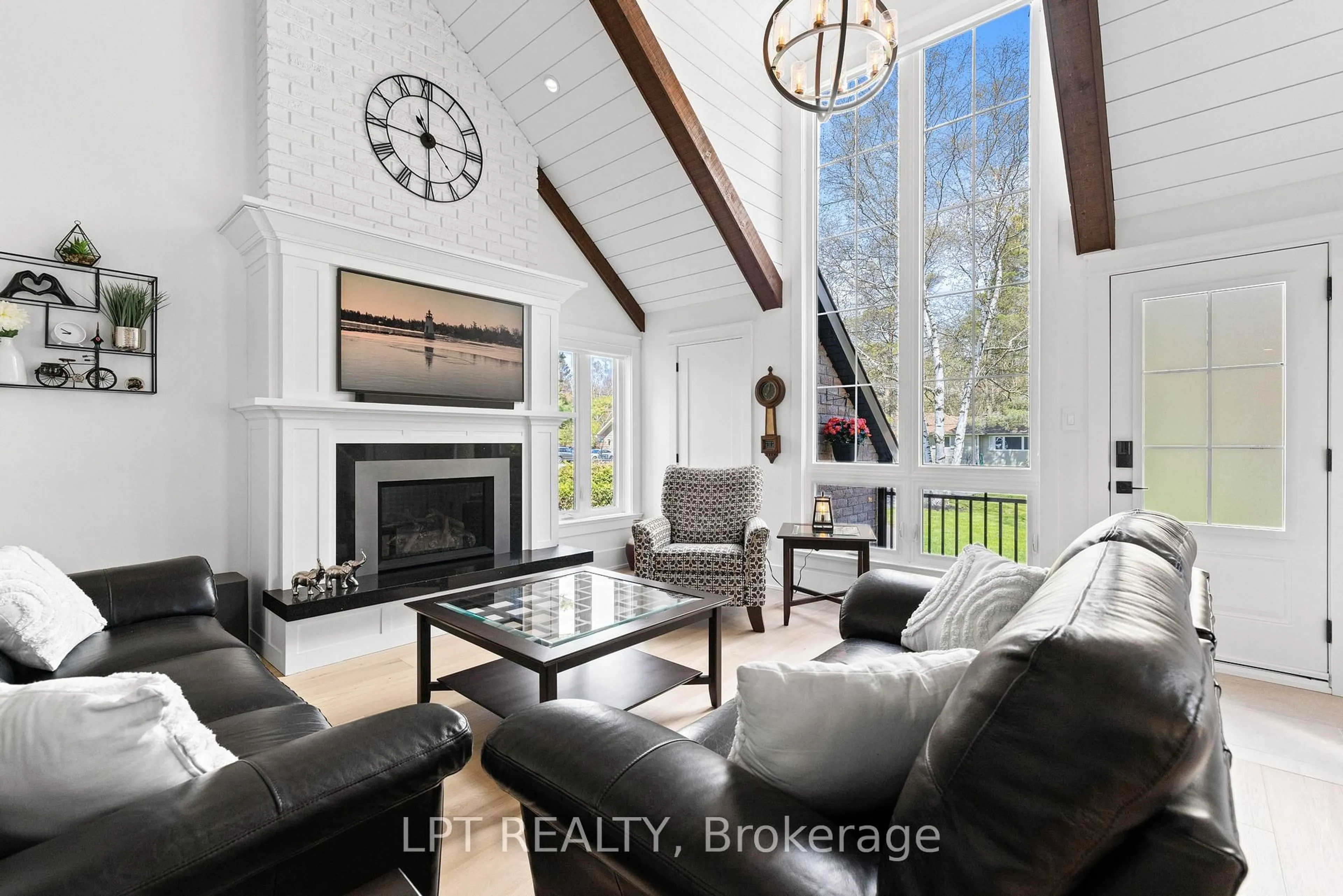 Living room with furniture, unknown for 59 King St, Georgina Ontario L0E 1R0