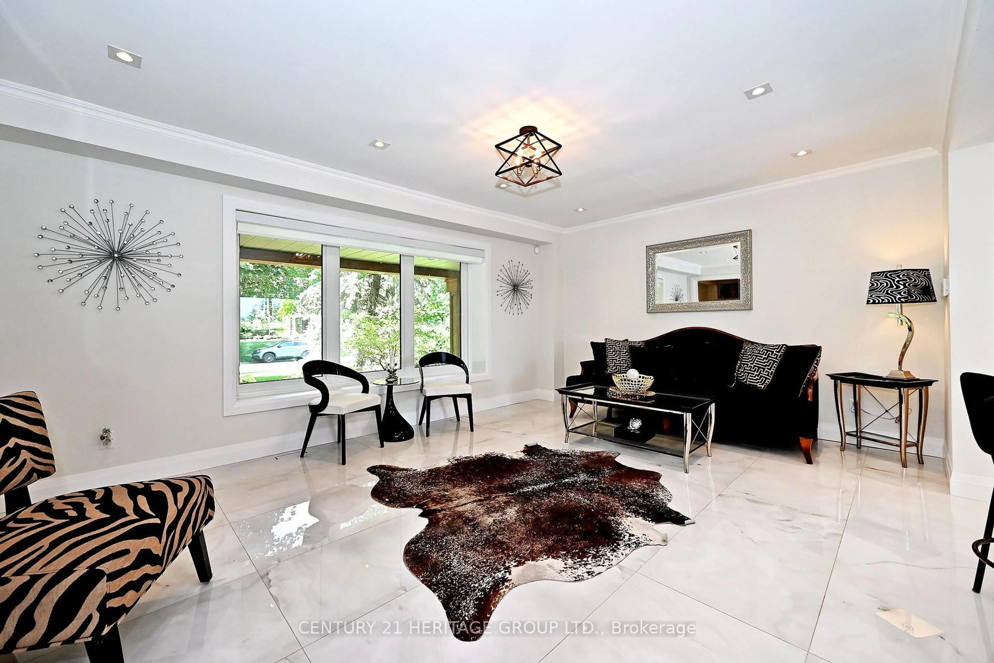 Living room with furniture, unknown for 38 Grant Crt, East Gwillimbury Ontario L0G 1R0
