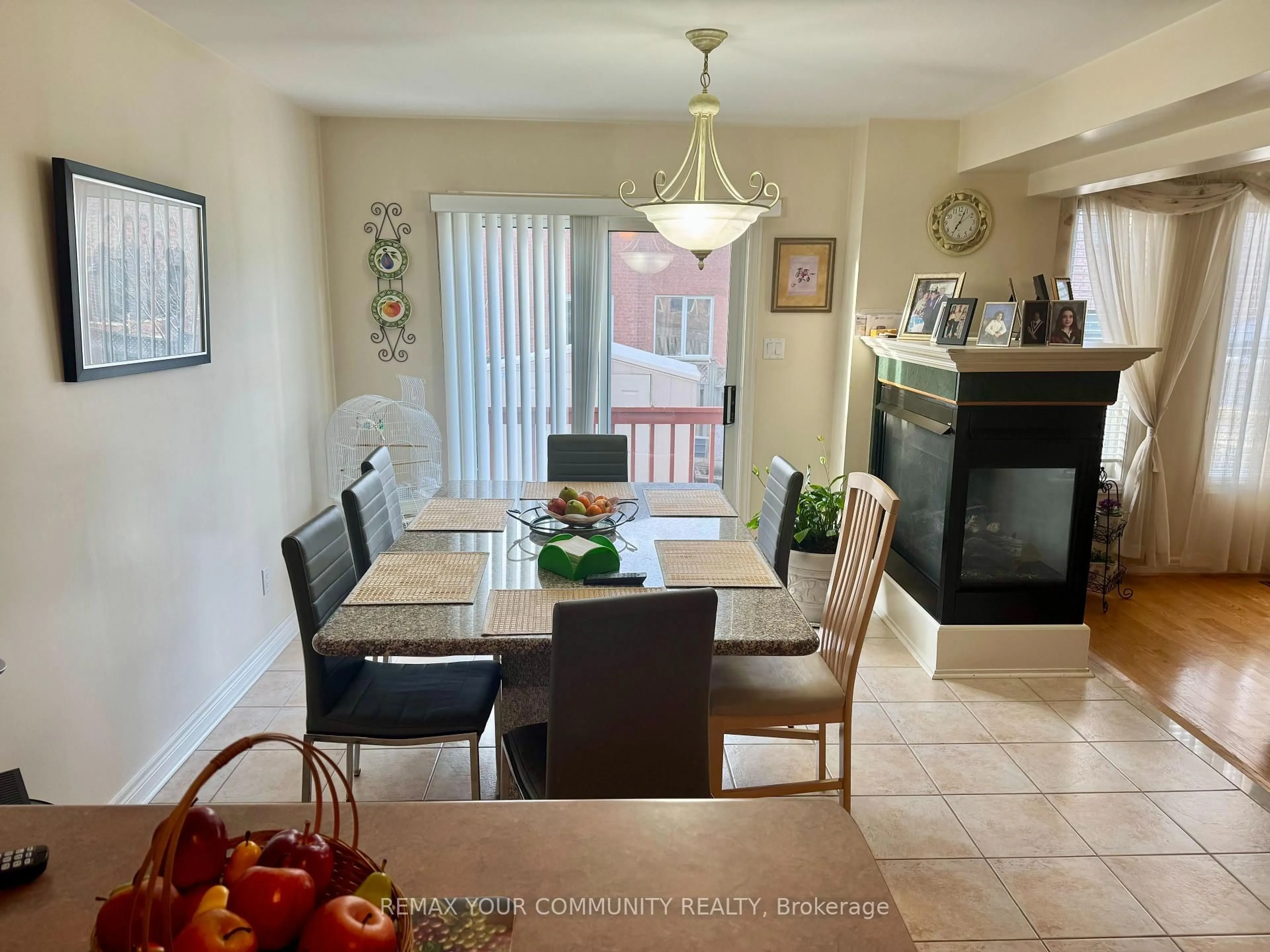 Dining room, ceramic/tile floor for 129 Colombo Cres, Vaughan Ontario L6A 2T9