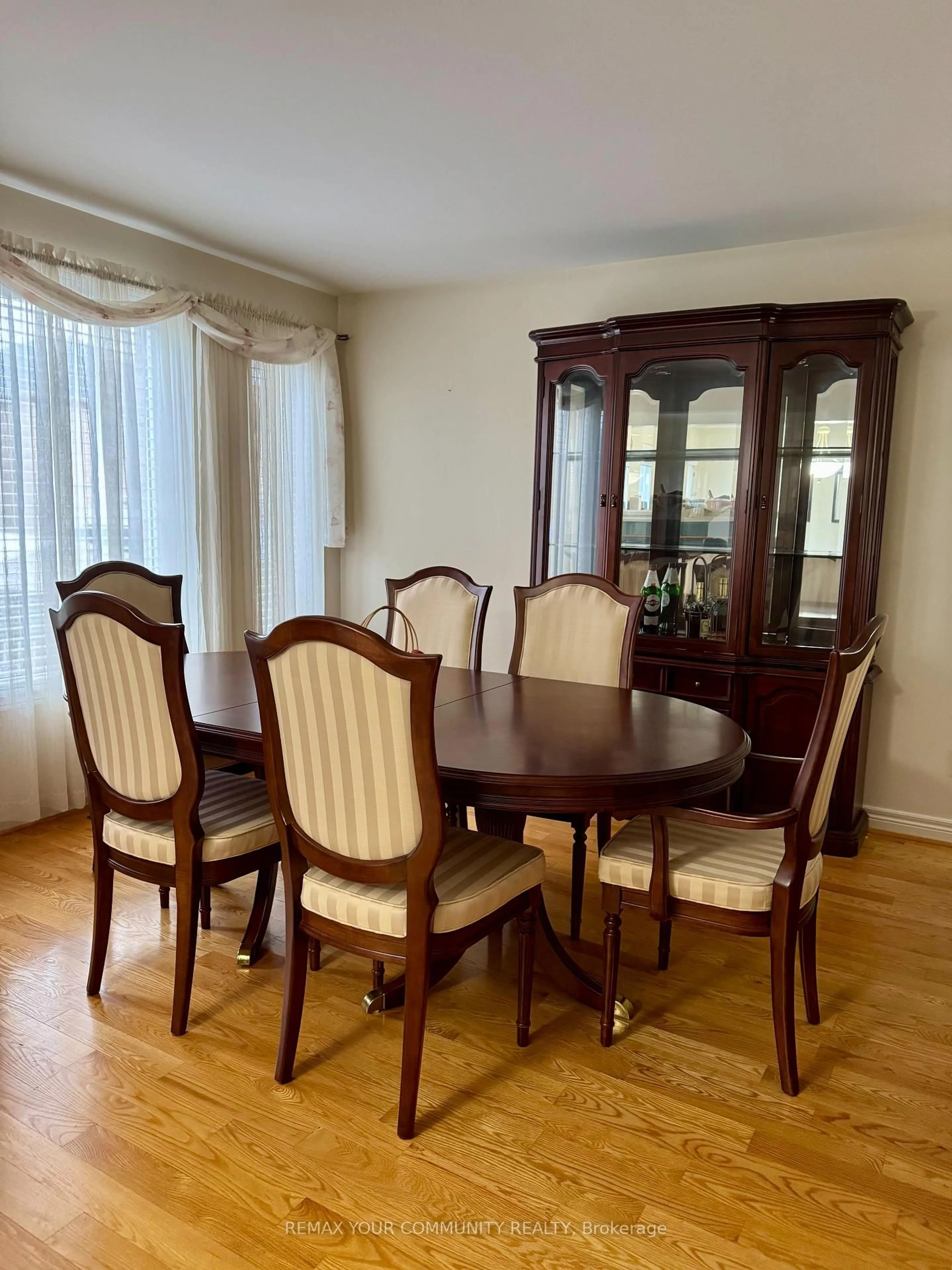 Dining room, wood/laminate floor for 129 Colombo Cres, Vaughan Ontario L6A 2T9