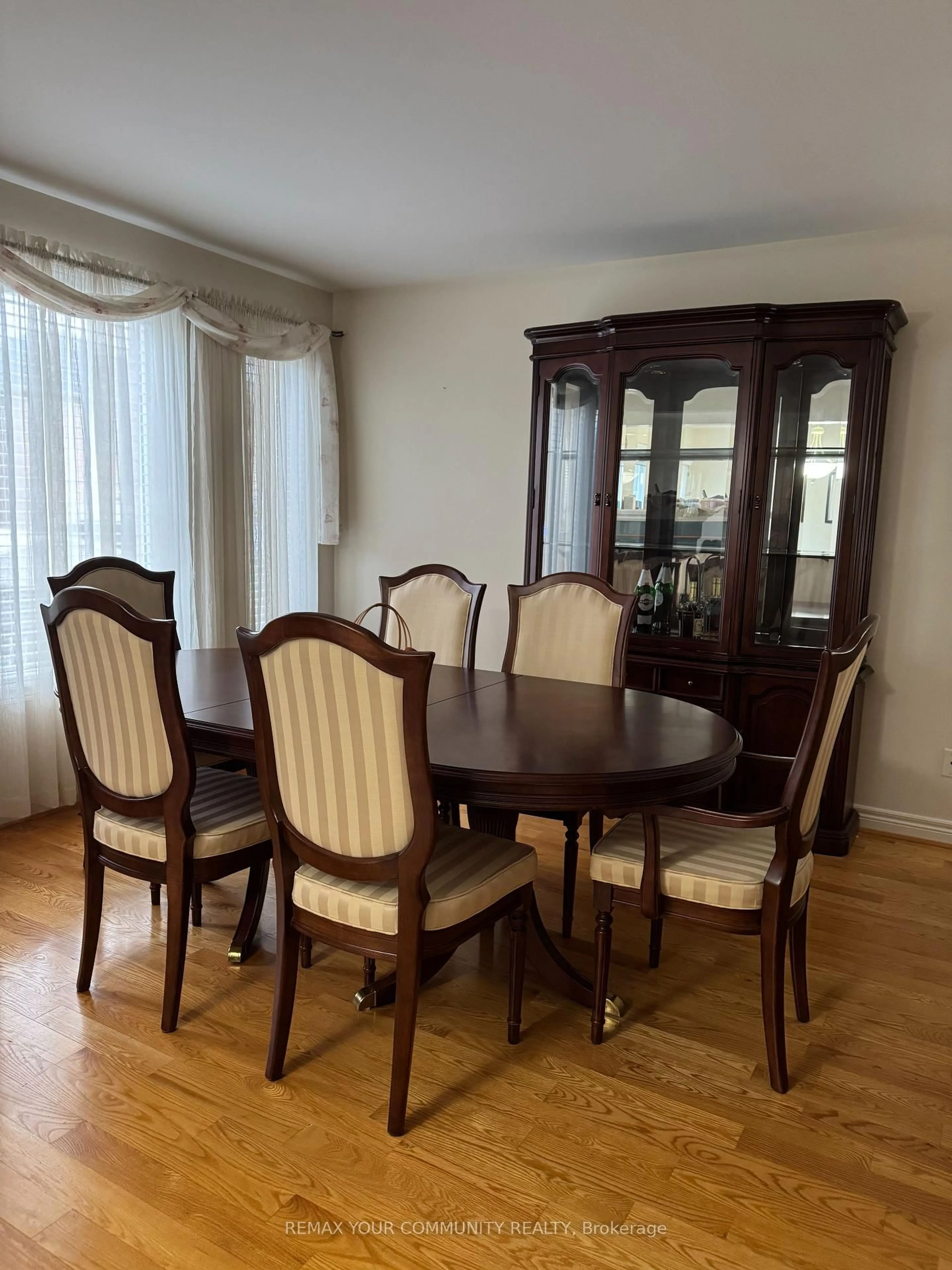 Dining room, wood/laminate floor for 129 Colombo Cres, Vaughan Ontario L6A 2T9