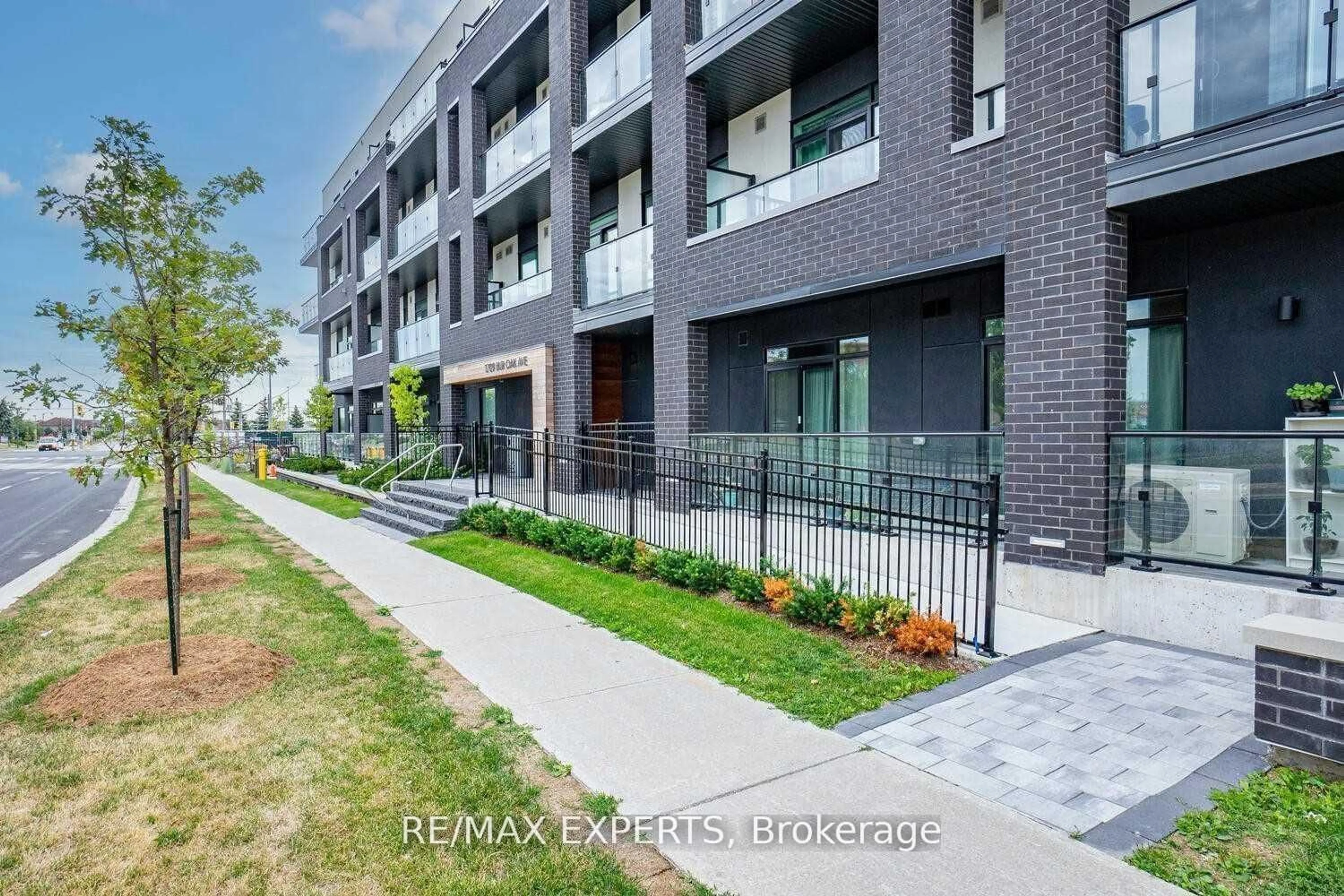 Patio, street for 1709 Bur Oak Ave #309, Markham Ontario L6E 0V7