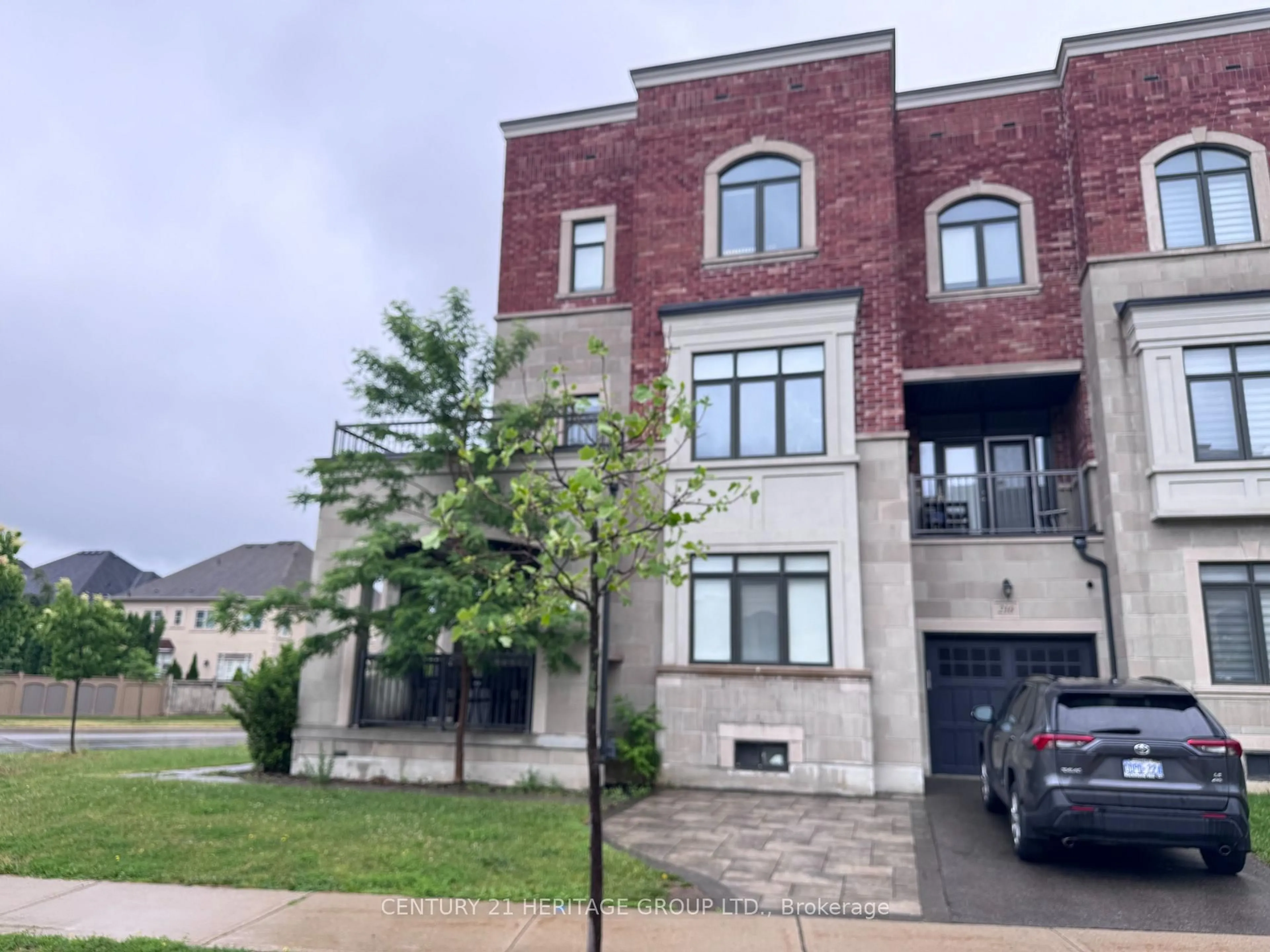 A pic from outside/outdoor area/front of a property/back of a property/a pic from drone, street for 210 Arianna Cres, Vaughan Ontario L6A 4Z9