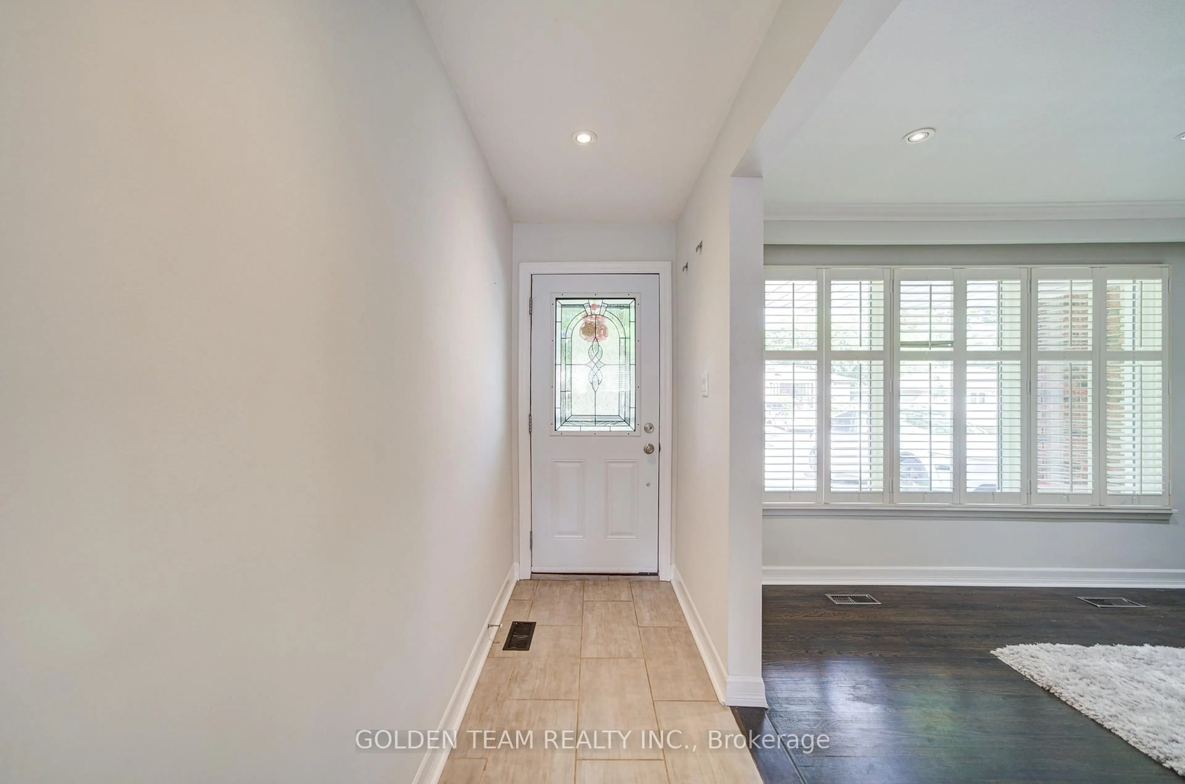 Indoor entryway for 4 Valleycrest Ave, Markham Ontario L3P 1H7