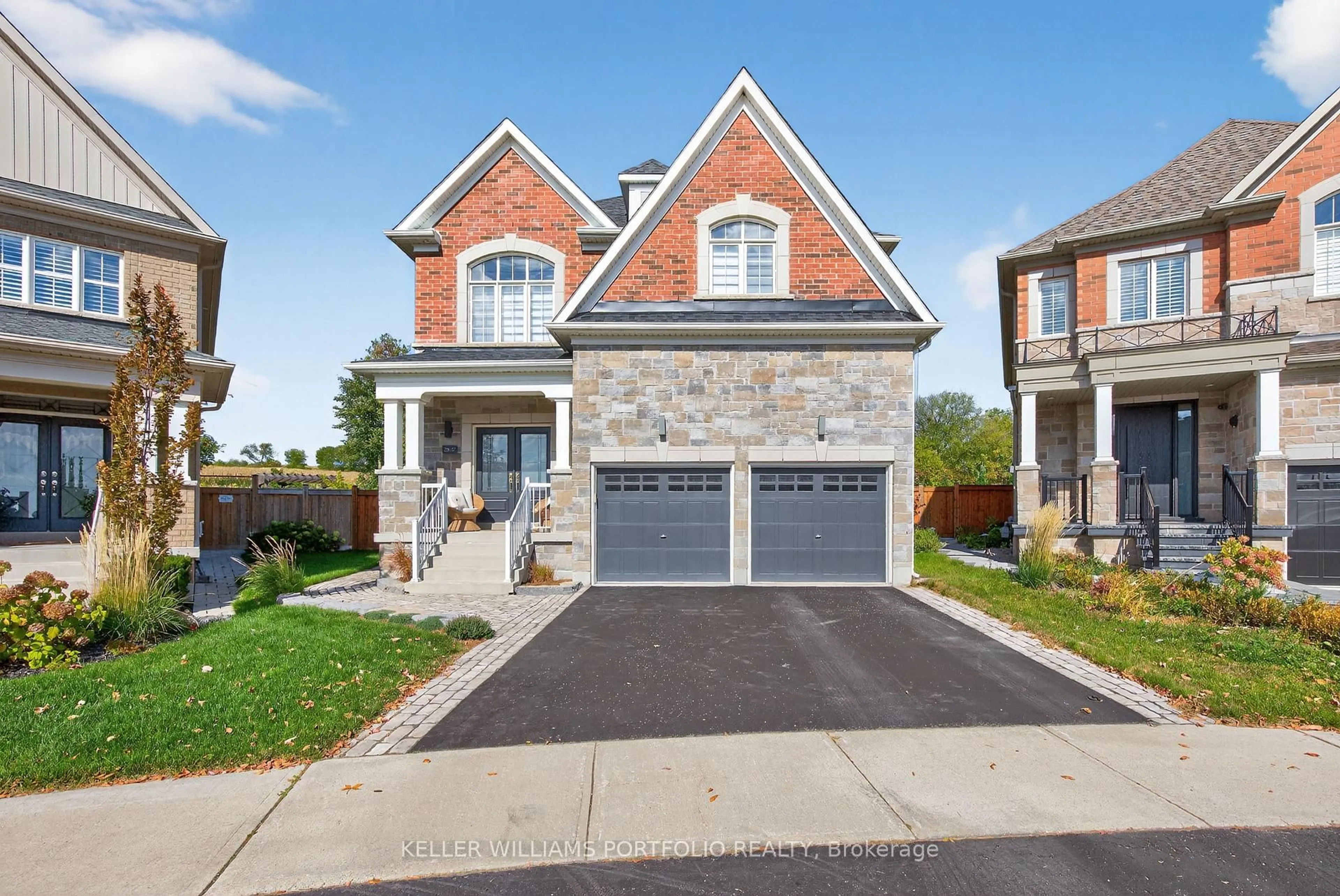 Home with brick exterior material, street for 28 Manor Glen Cres, East Gwillimbury Ontario L0G 1M0