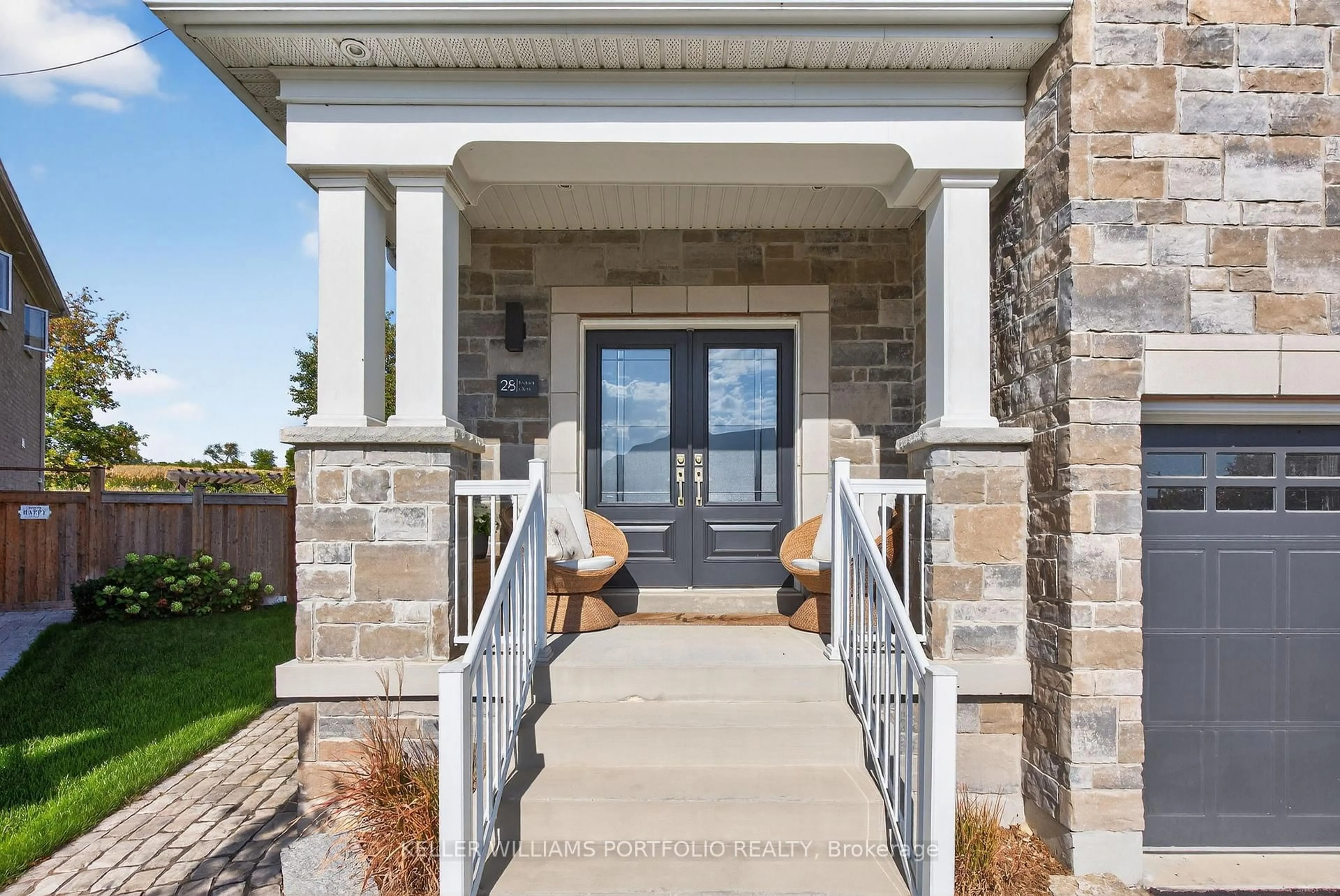 Indoor entryway for 28 Manor Glen Cres, East Gwillimbury Ontario L0G 1M0