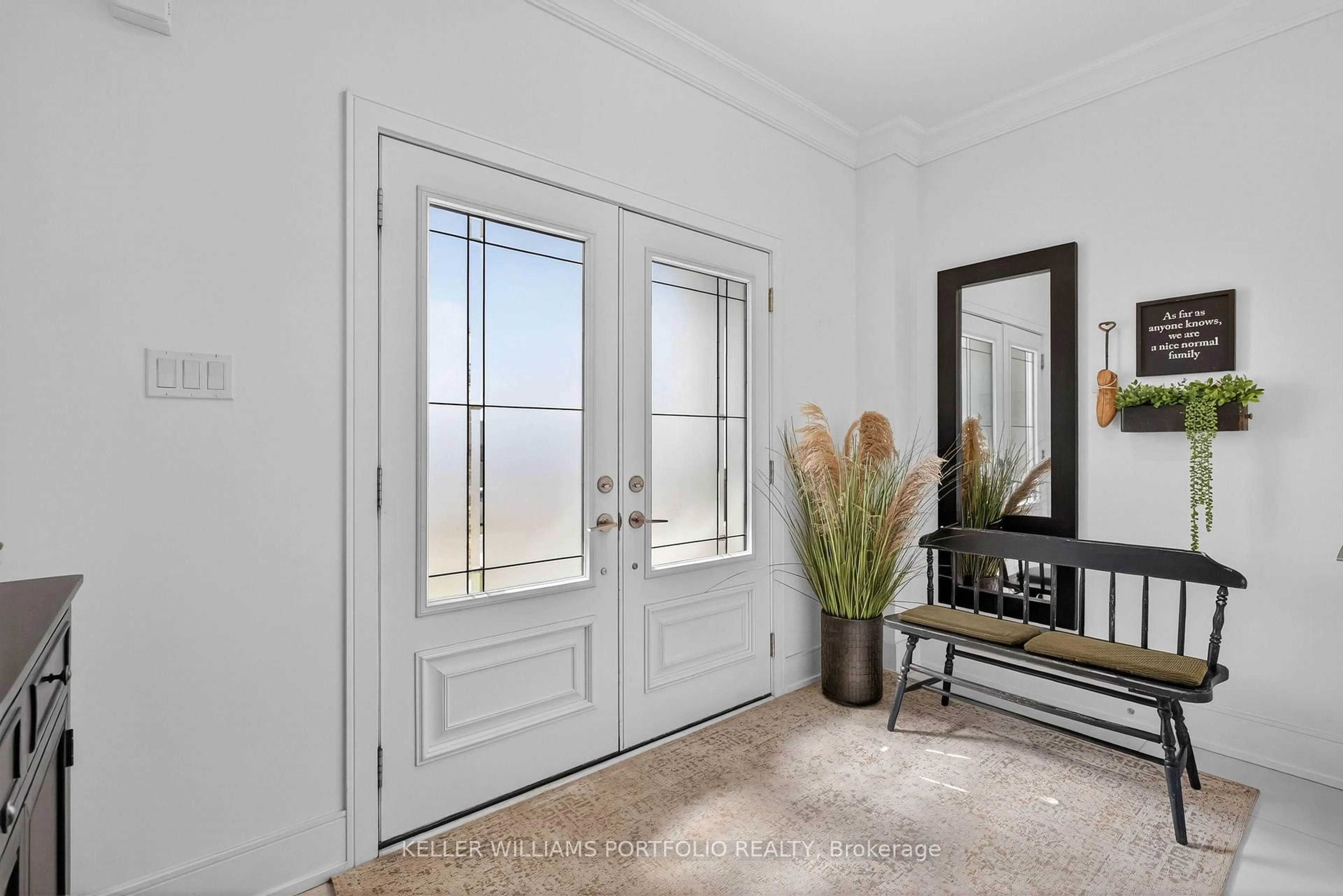 Indoor entryway for 28 Manor Glen Cres, East Gwillimbury Ontario L0G 1M0