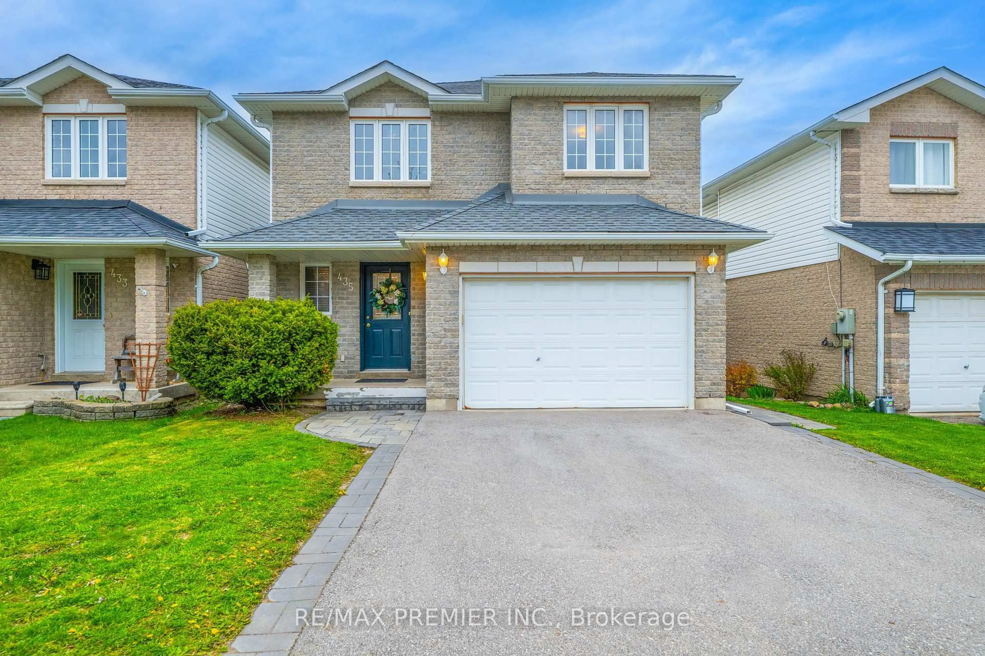 Home with vinyl exterior material, street for 435 Simcoe St, Bradford West Gwillimbury Ontario L3Z 3C4