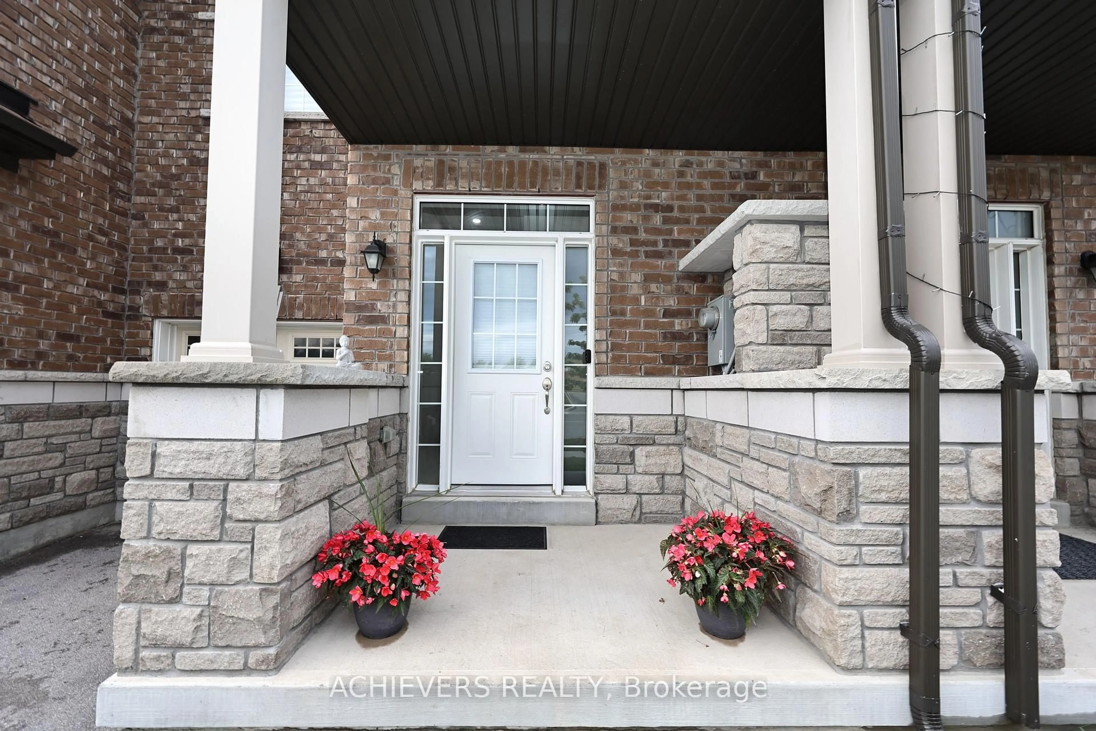 Indoor entryway for 54 Veterans St, Bradford West Gwillimbury Ontario L3A 4L4