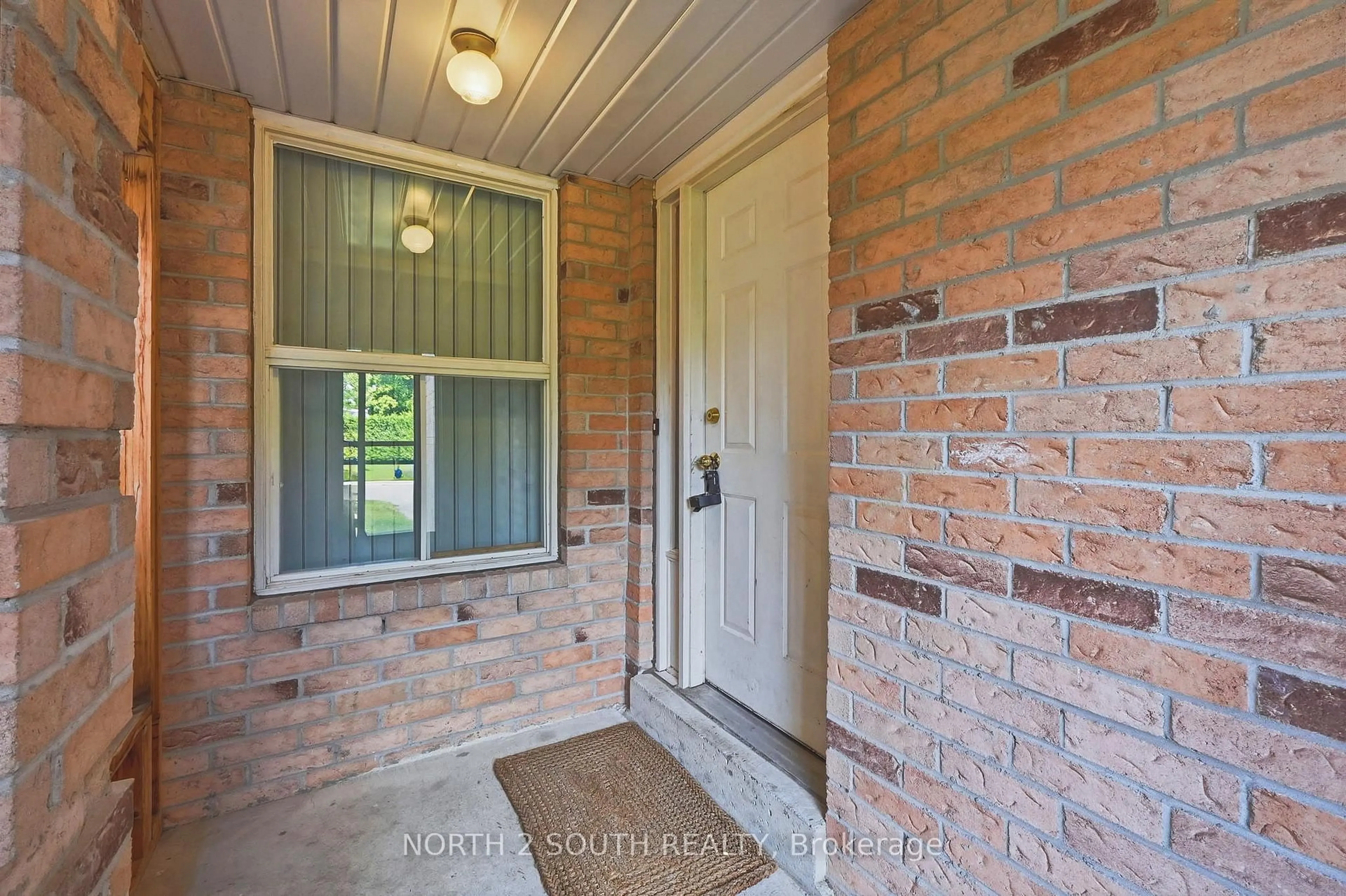 Indoor entryway for 9 Millbank Crt, Vaughan Ontario L4J 6C4