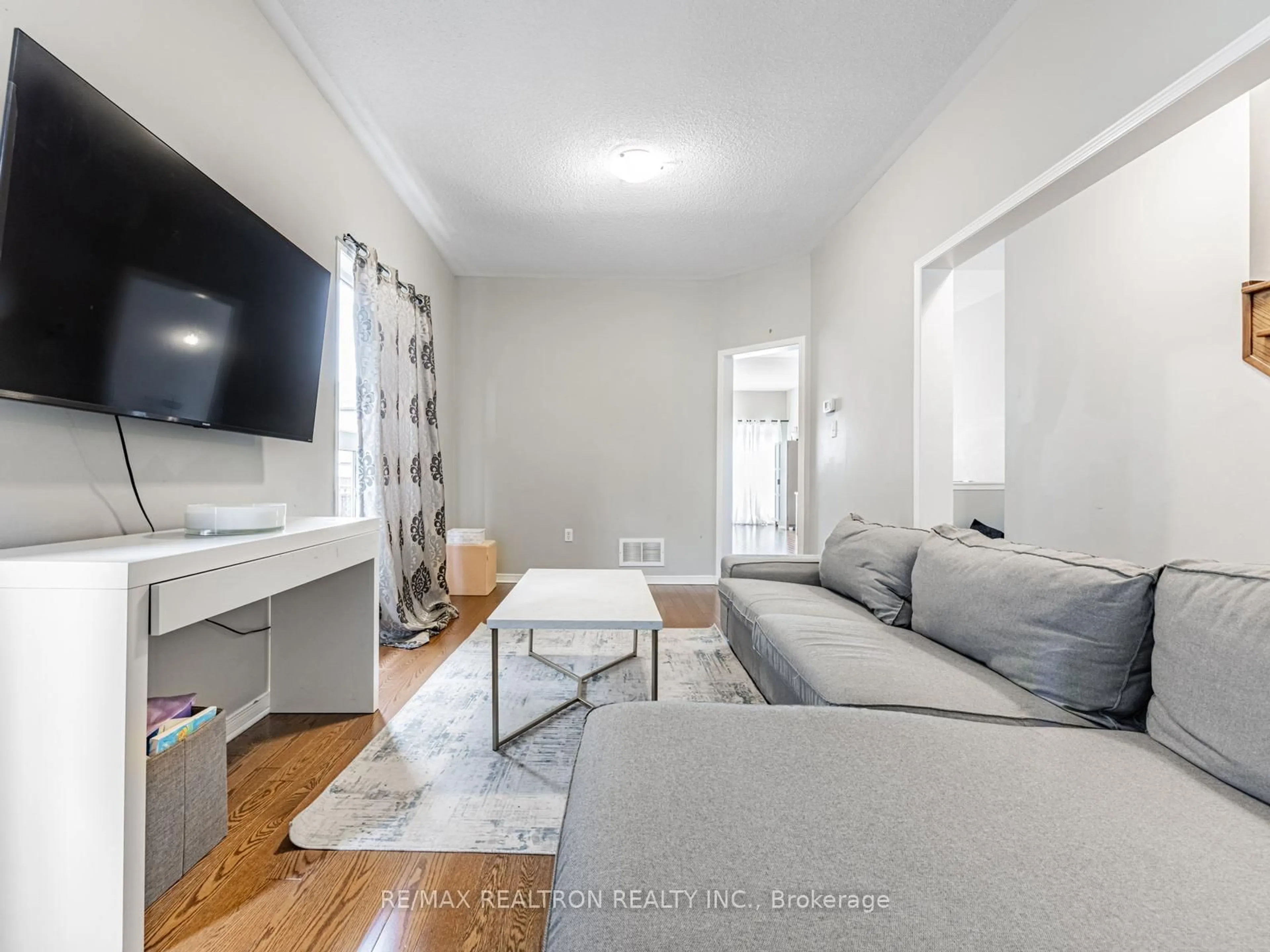 Living room with furniture, unknown for 27 Tuscana Blvd, Vaughan Ontario L4K 5J2