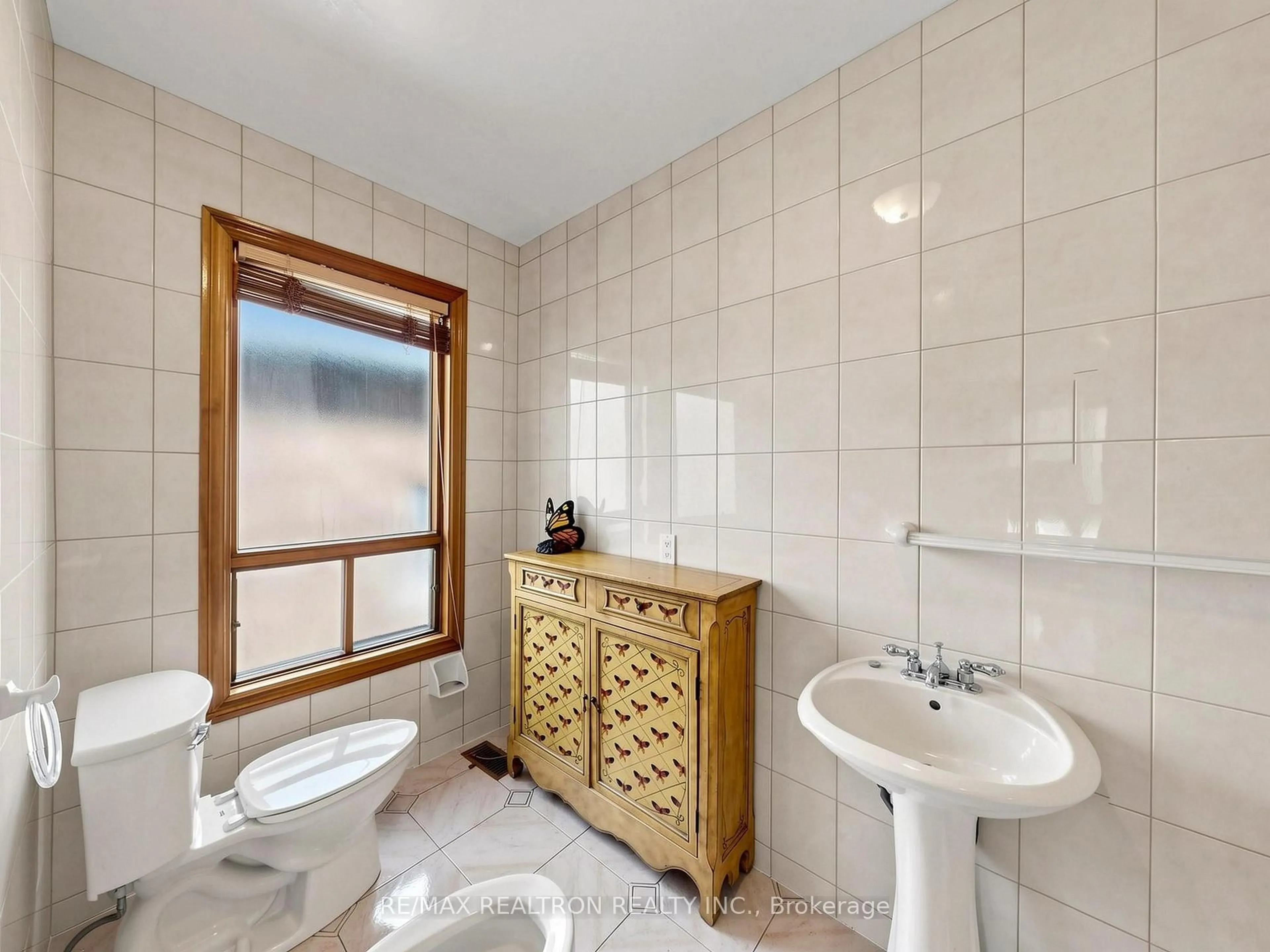 Standard bathroom, ceramic/tile floor for 179 Douglas Rd, Richmond Hill Ontario L4E 3H5