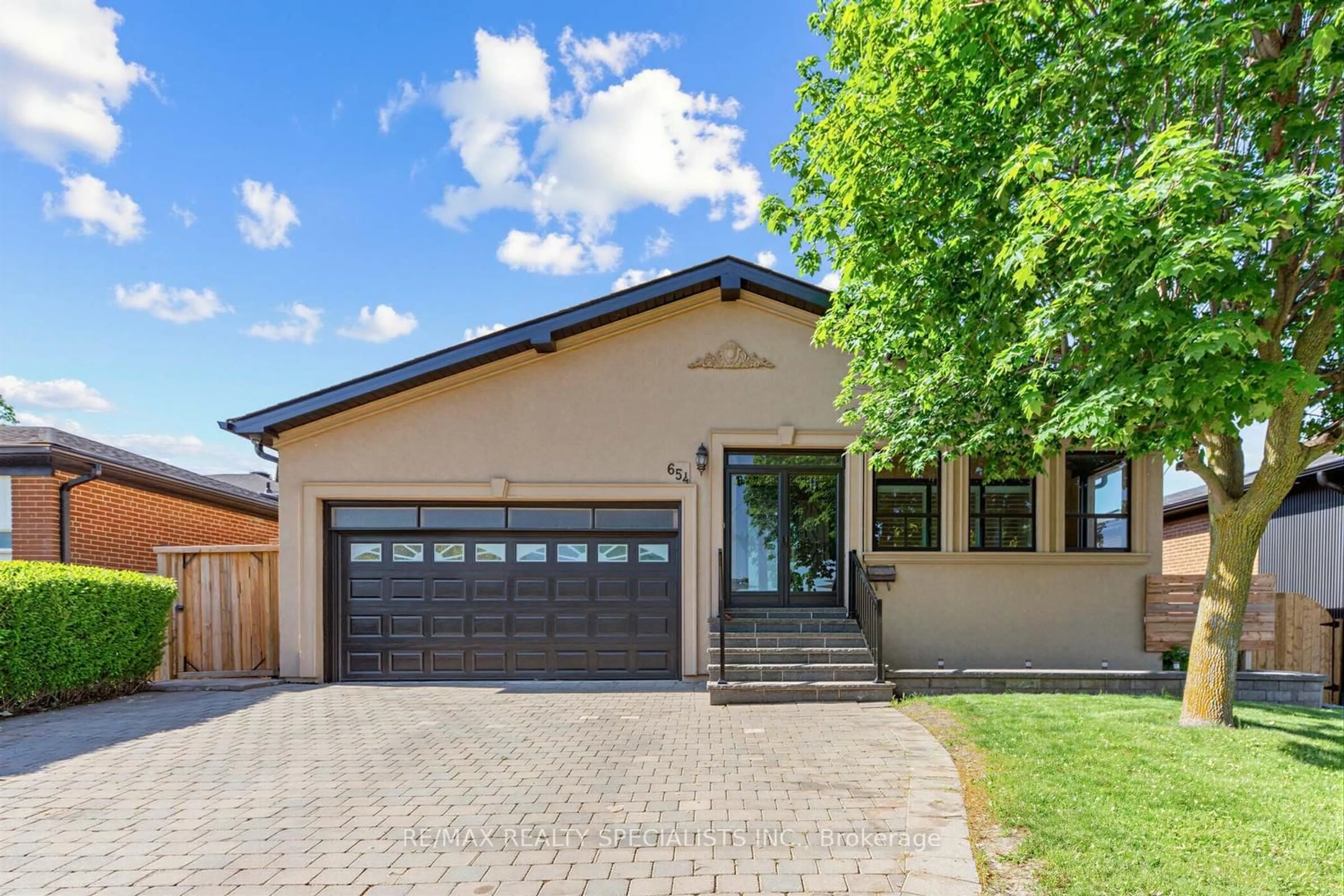 Home with brick exterior material, street for 654 Woodbridge Ave, Vaughan Ontario L4L 2T8