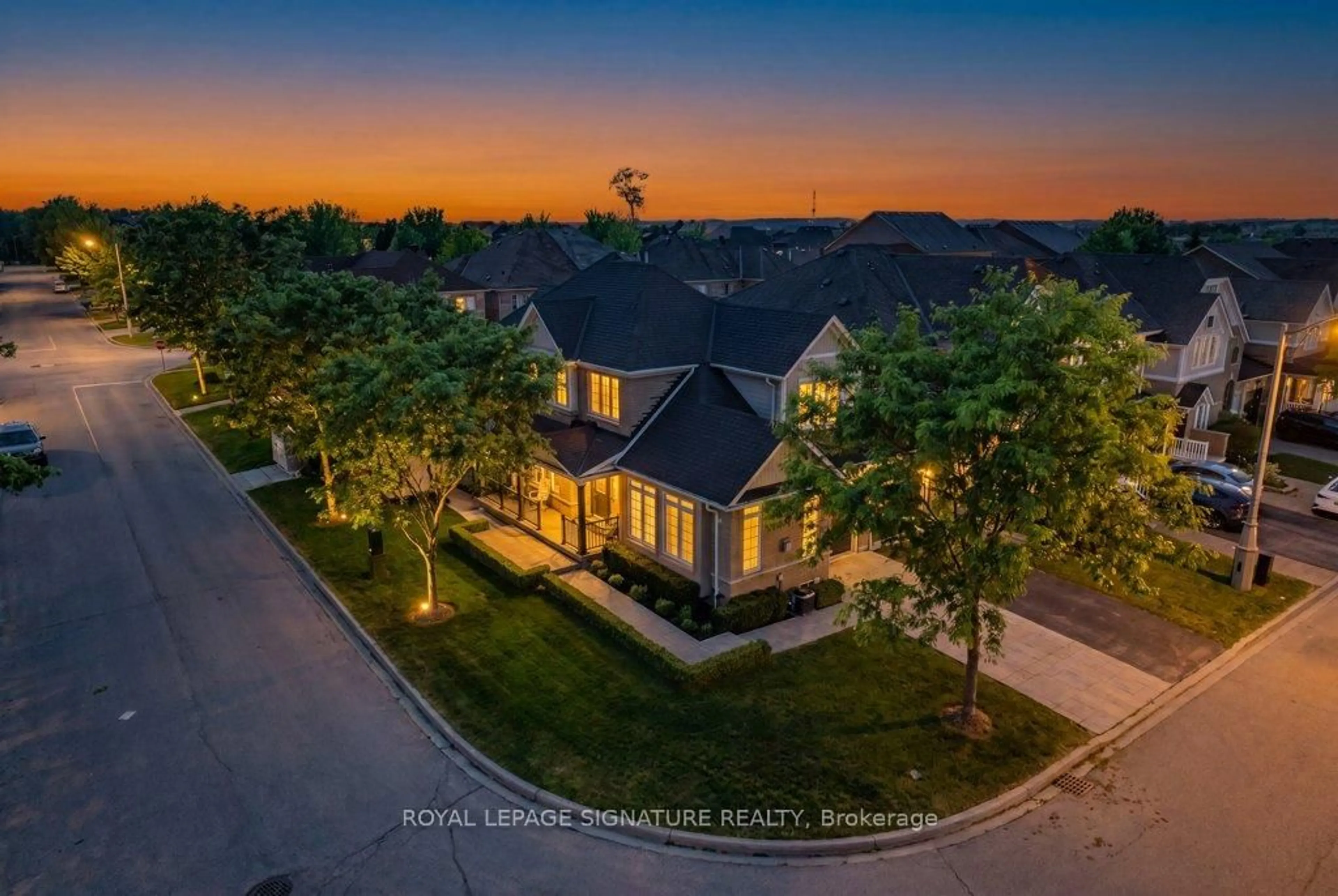 A pic from outside/outdoor area/front of a property/back of a property/a pic from drone, street for 22 Ulson Dr, Richmond Hill Ontario L4E 4V6