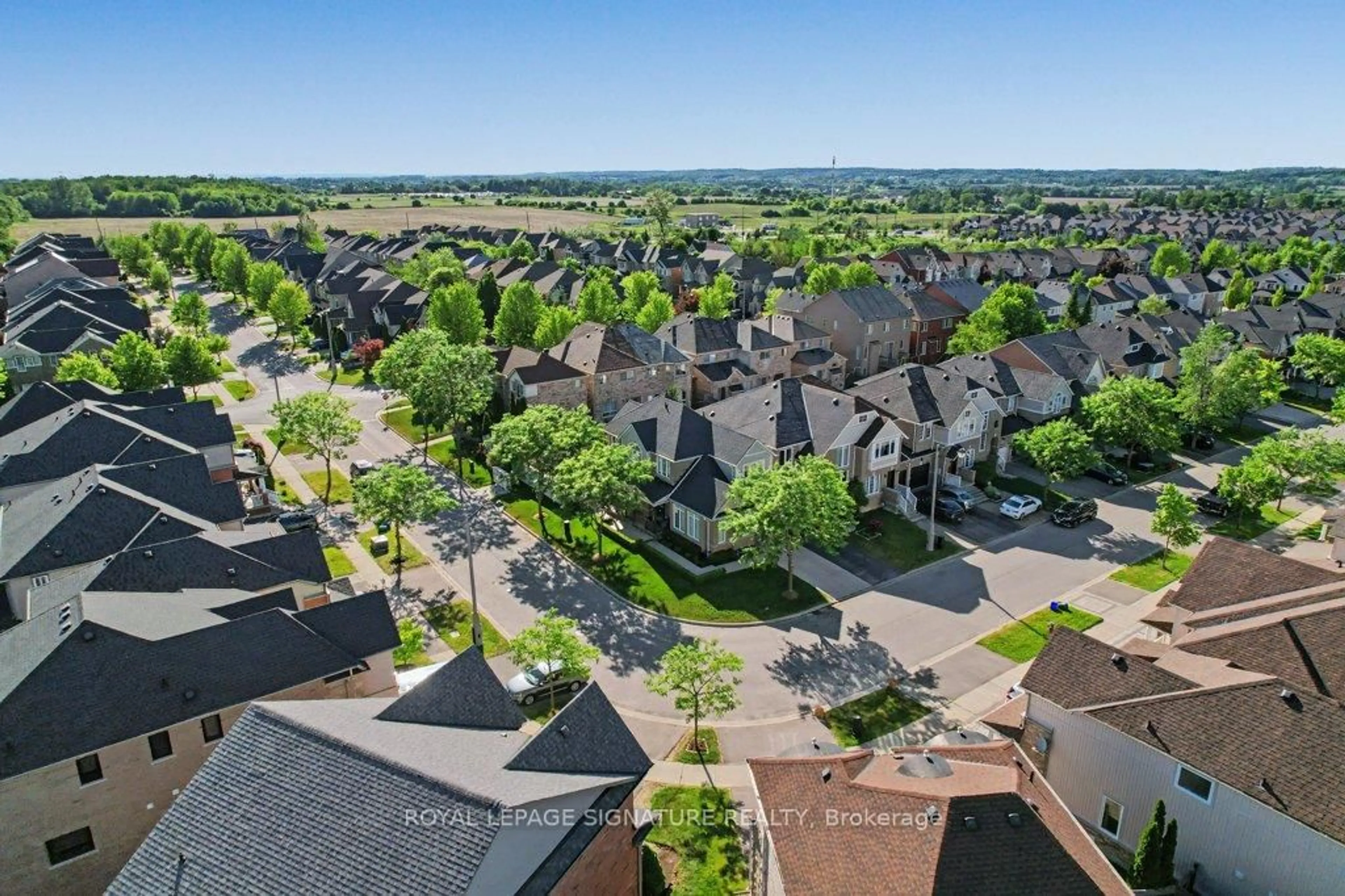 A pic from outside/outdoor area/front of a property/back of a property/a pic from drone, street for 22 Ulson Dr, Richmond Hill Ontario L4E 4V6