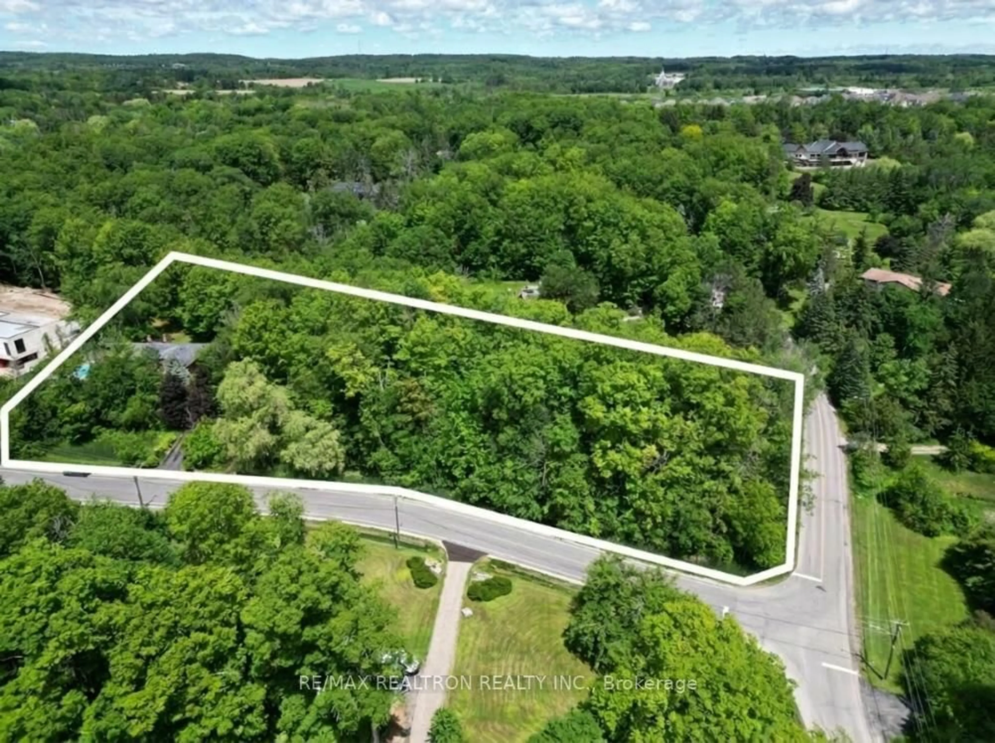 A pic from outside/outdoor area/front of a property/back of a property/a pic from drone, unknown for 250 Kingscross Dr, King Ontario L7B 1E7