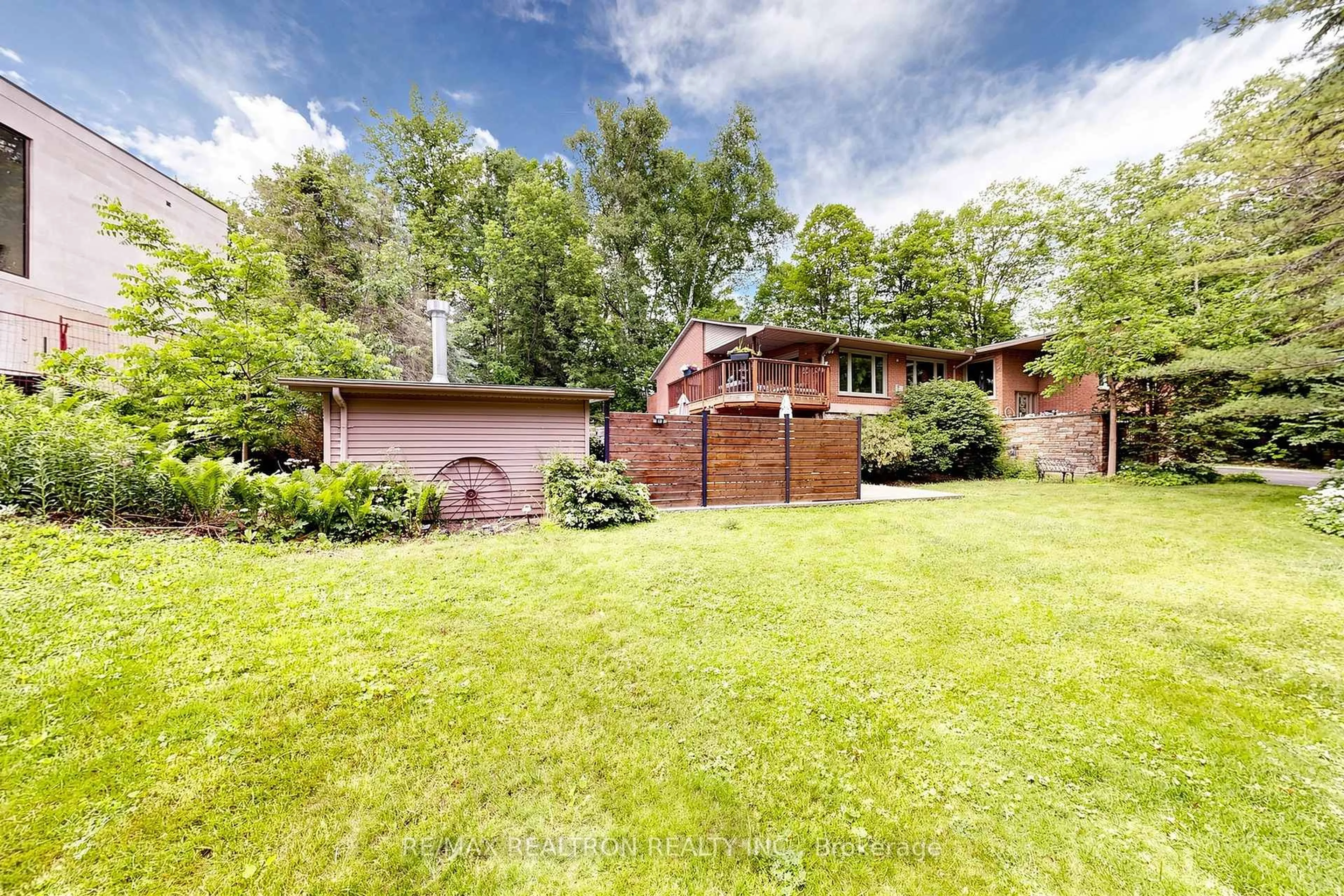 A pic from outside/outdoor area/front of a property/back of a property/a pic from drone, unknown for 250 Kingscross Dr, King Ontario L7B 1E7