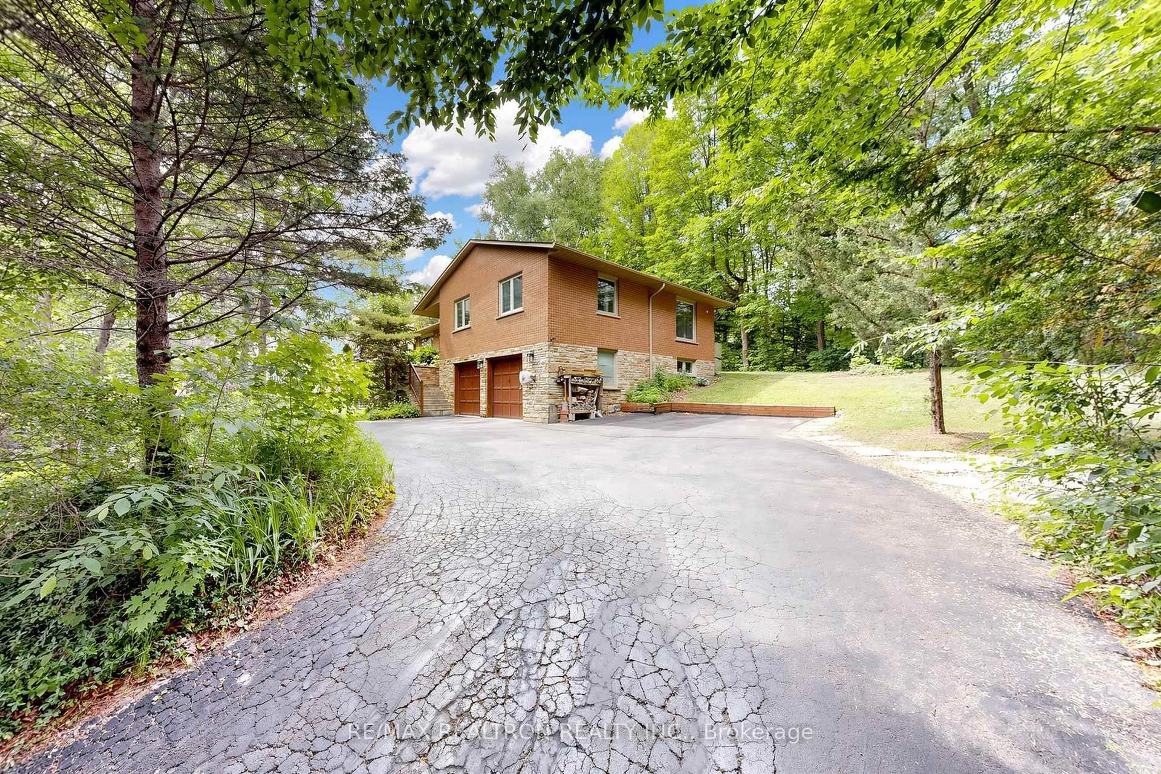 Unknown for 250 Kingscross Dr, King Ontario L7B 1E7