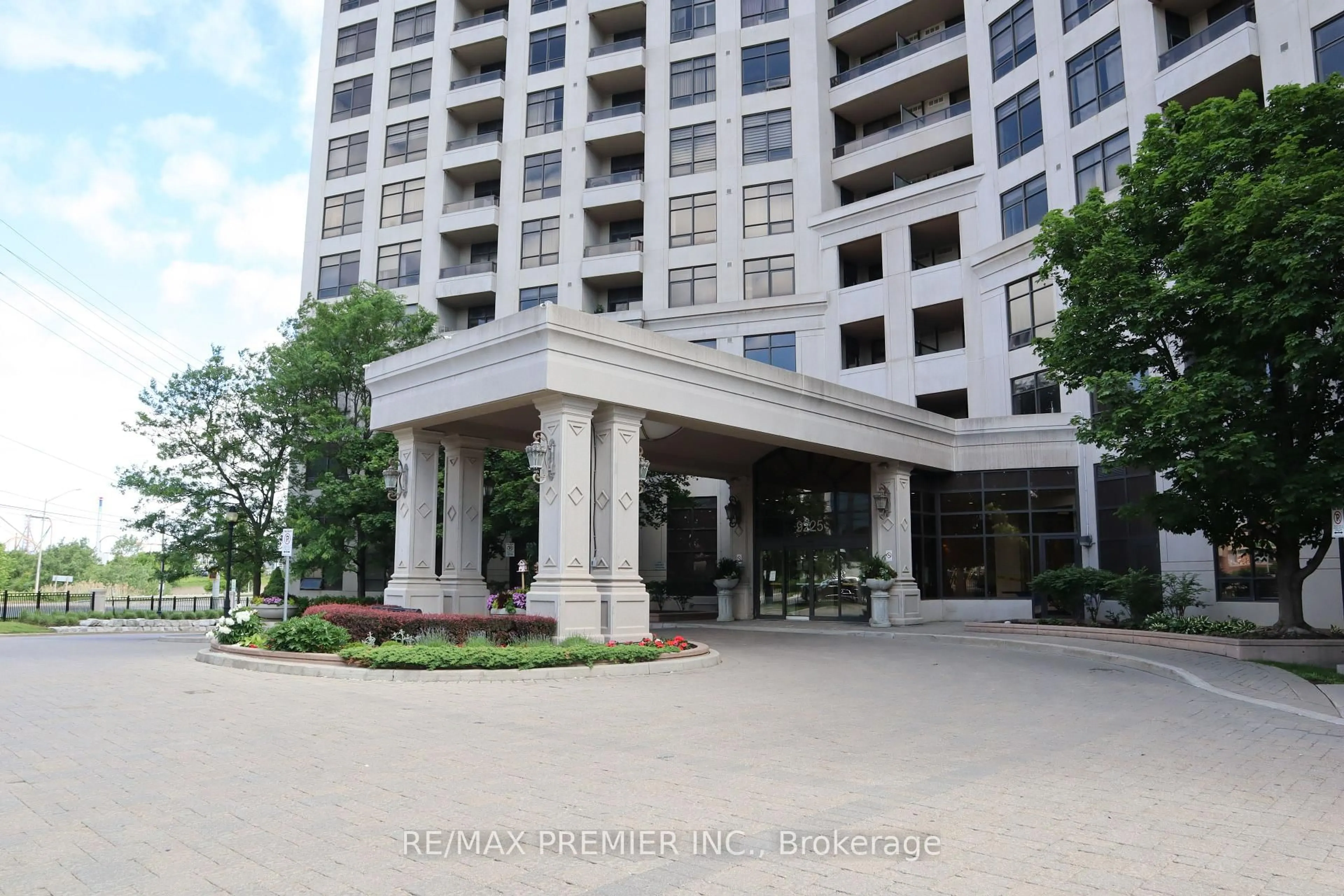 Indoor foyer for 9225 Jane St #1506, Vaughan Ontario L6A 0J7