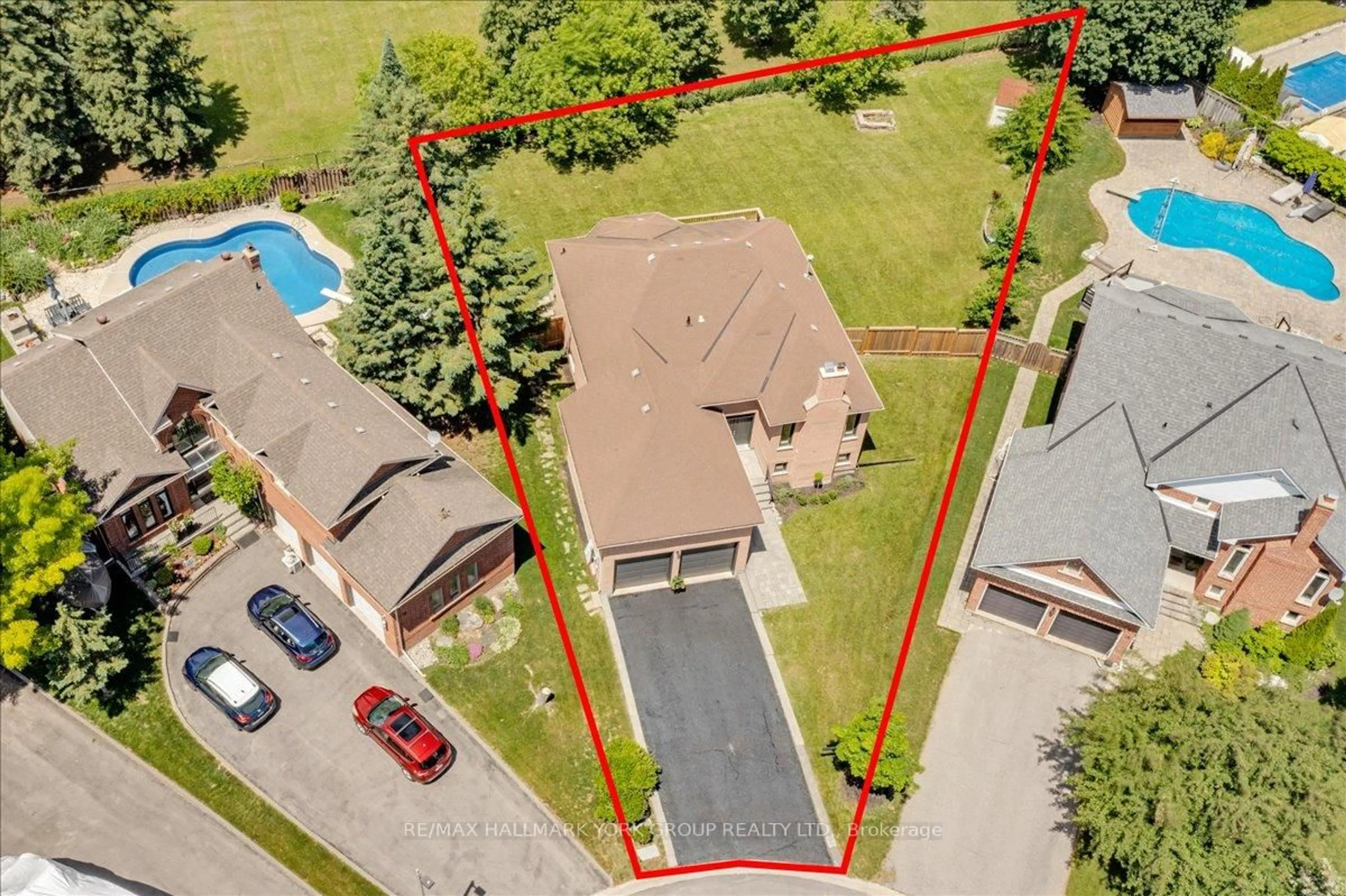 A pic from outside/outdoor area/front of a property/back of a property/a pic from drone, street for 14 Aynsley Pl, Georgina Ontario L4P 3R7