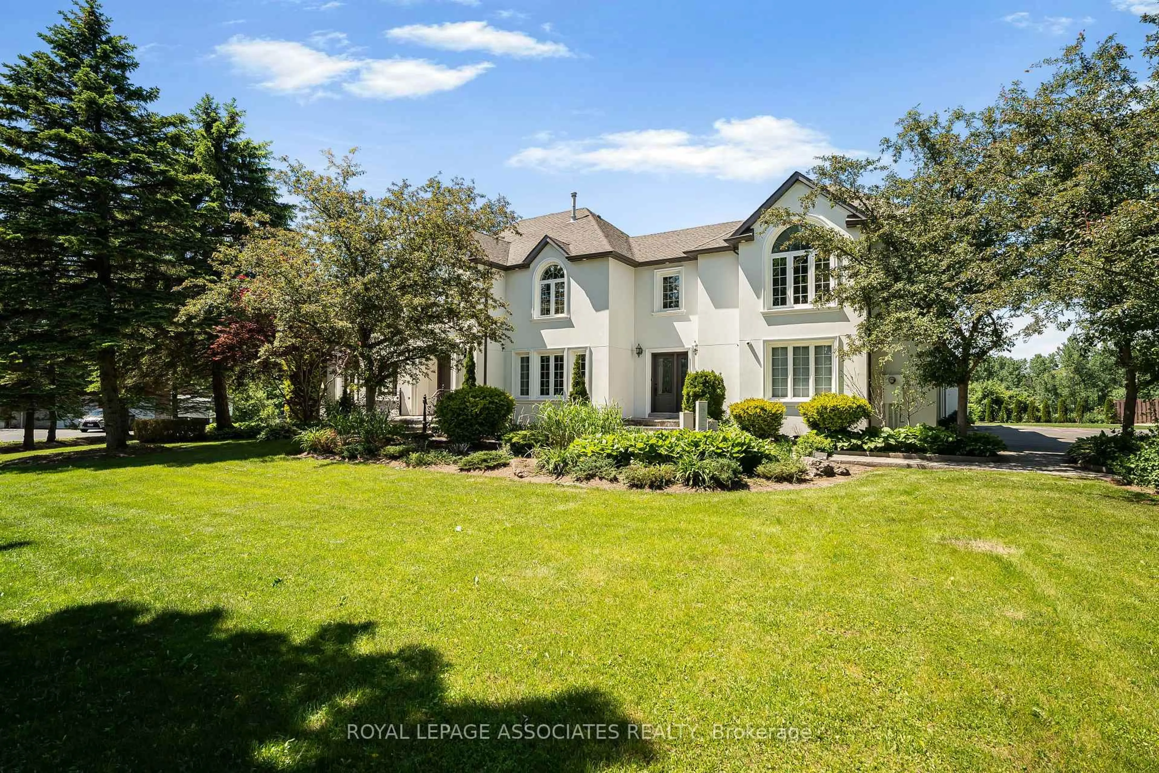 A pic from outside/outdoor area/front of a property/back of a property/a pic from drone, street for 69 Raeview Dr, Whitchurch-Stouffville Ontario L4A 3G7
