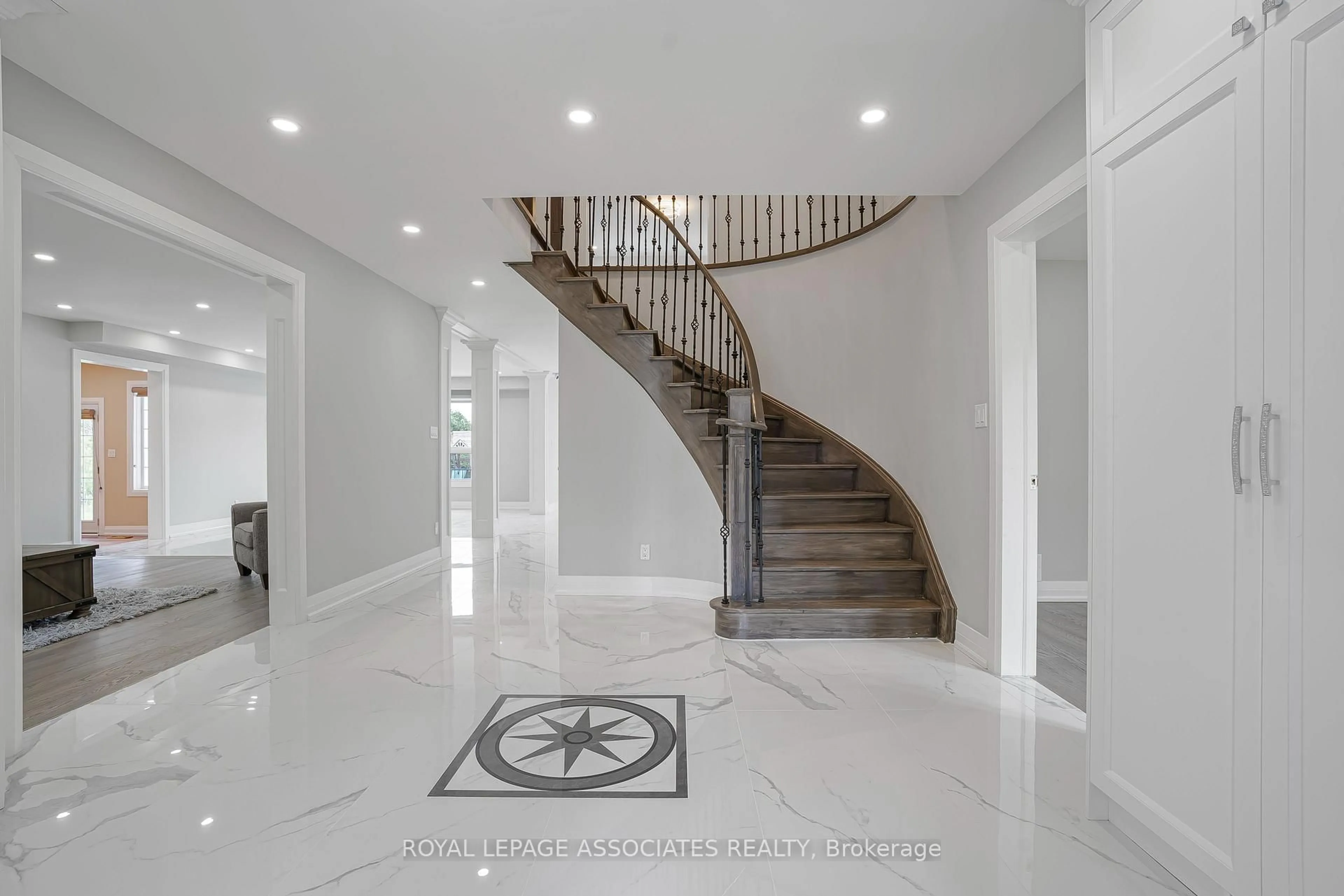 Stairs for 69 Raeview Dr, Whitchurch-Stouffville Ontario L4A 3G7
