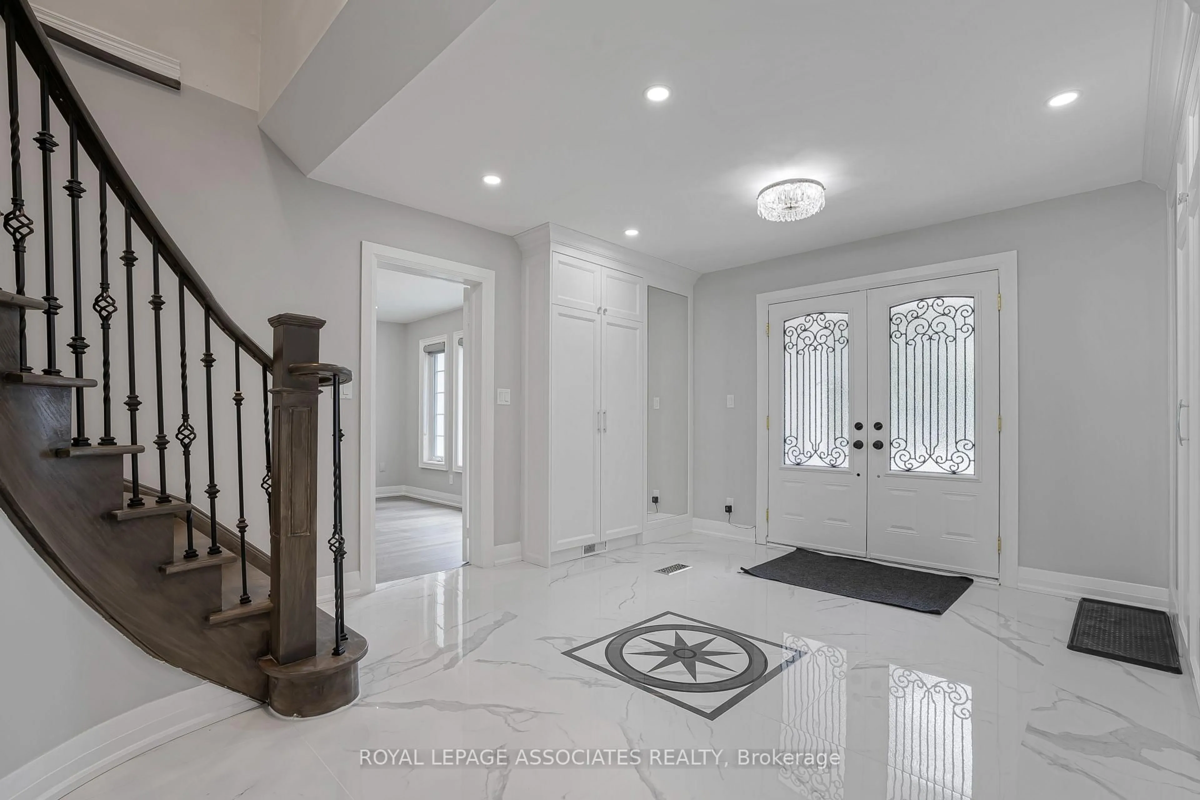 Indoor foyer for 69 Raeview Dr, Whitchurch-Stouffville Ontario L4A 3G7