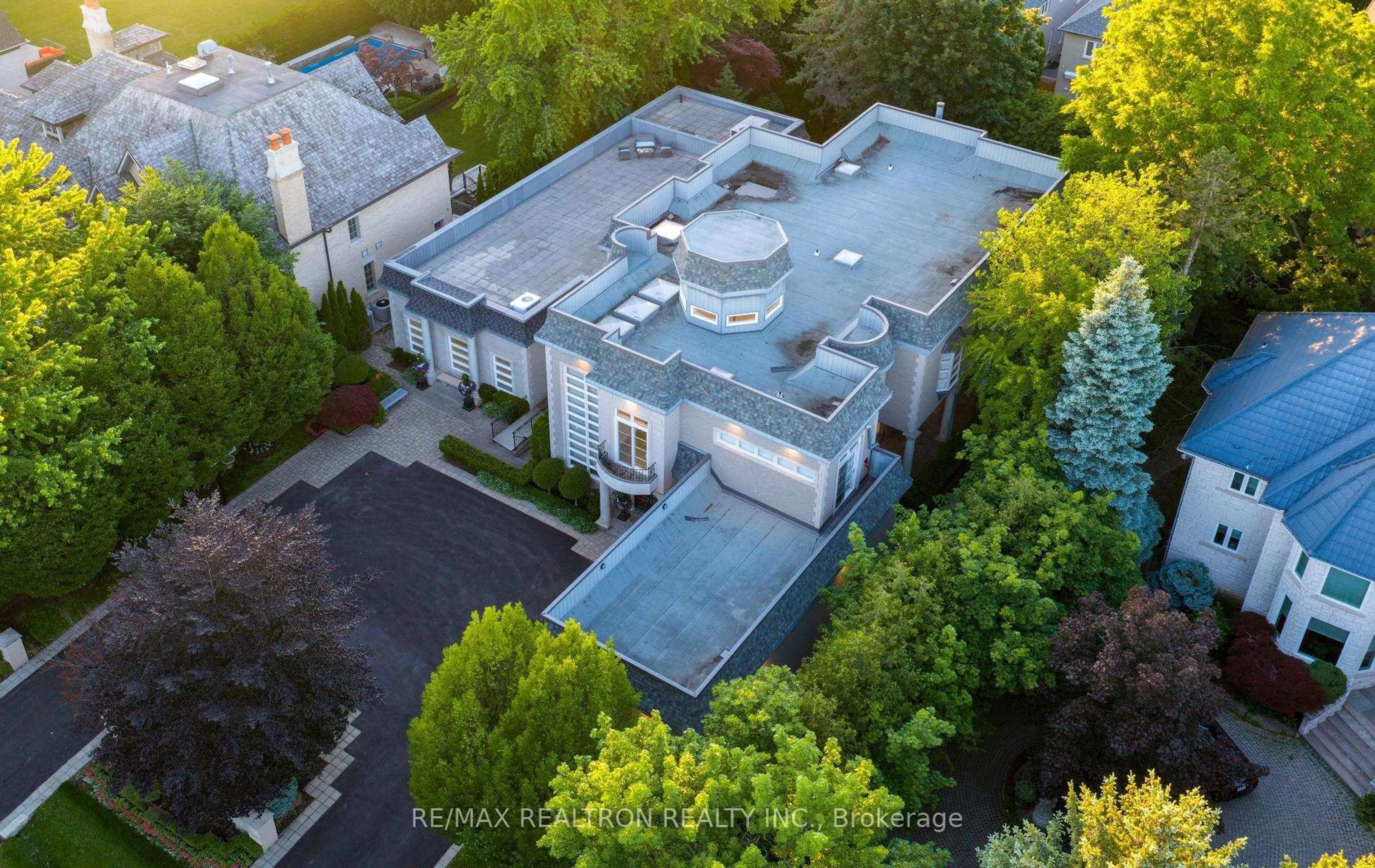 A pic from outside/outdoor area/front of a property/back of a property/a pic from drone, unknown for 210 Arnold Ave, Vaughan Ontario L4J 1B9