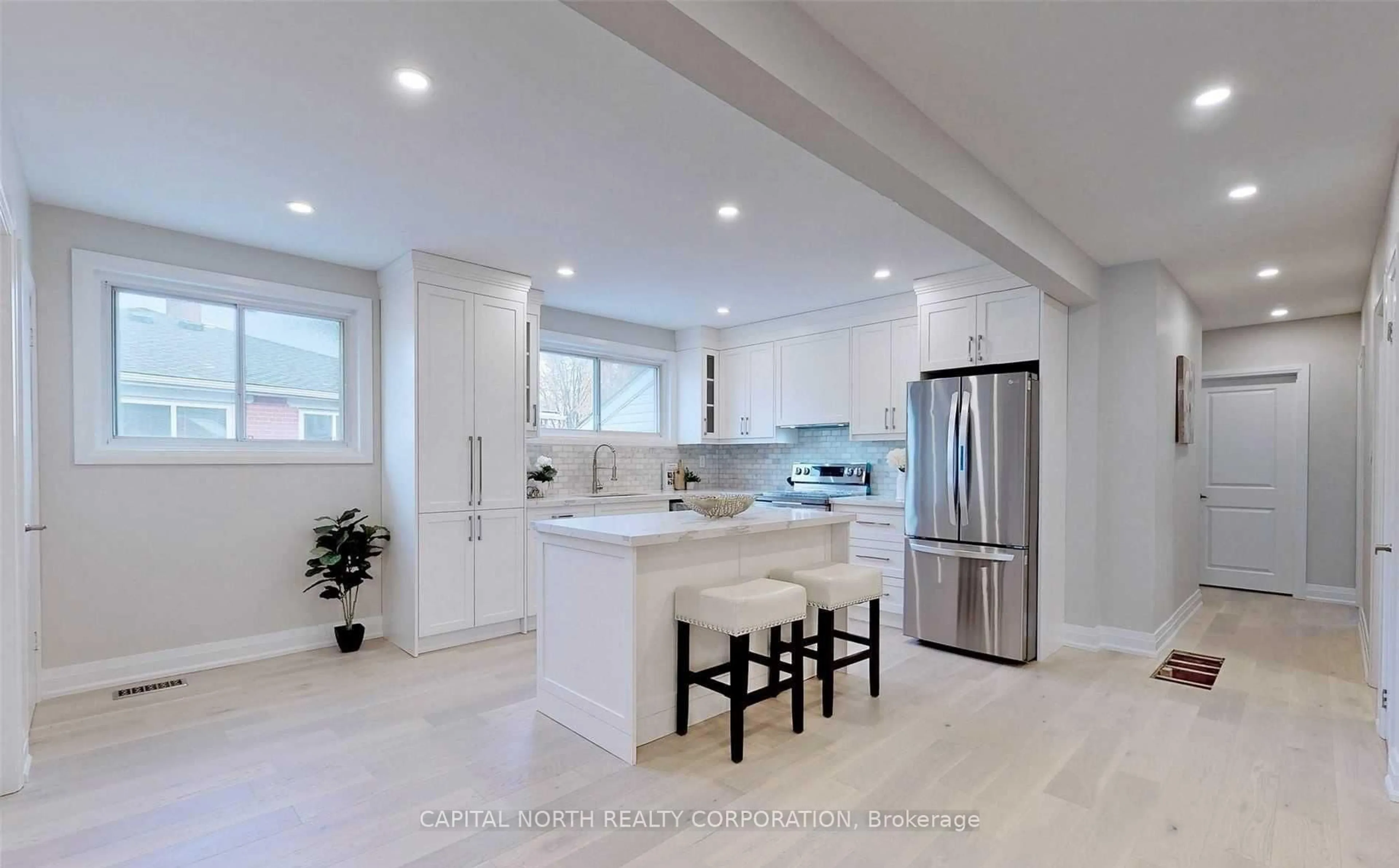 Unknown for 9 Lee Gate, Aurora Ontario L4G 2J6