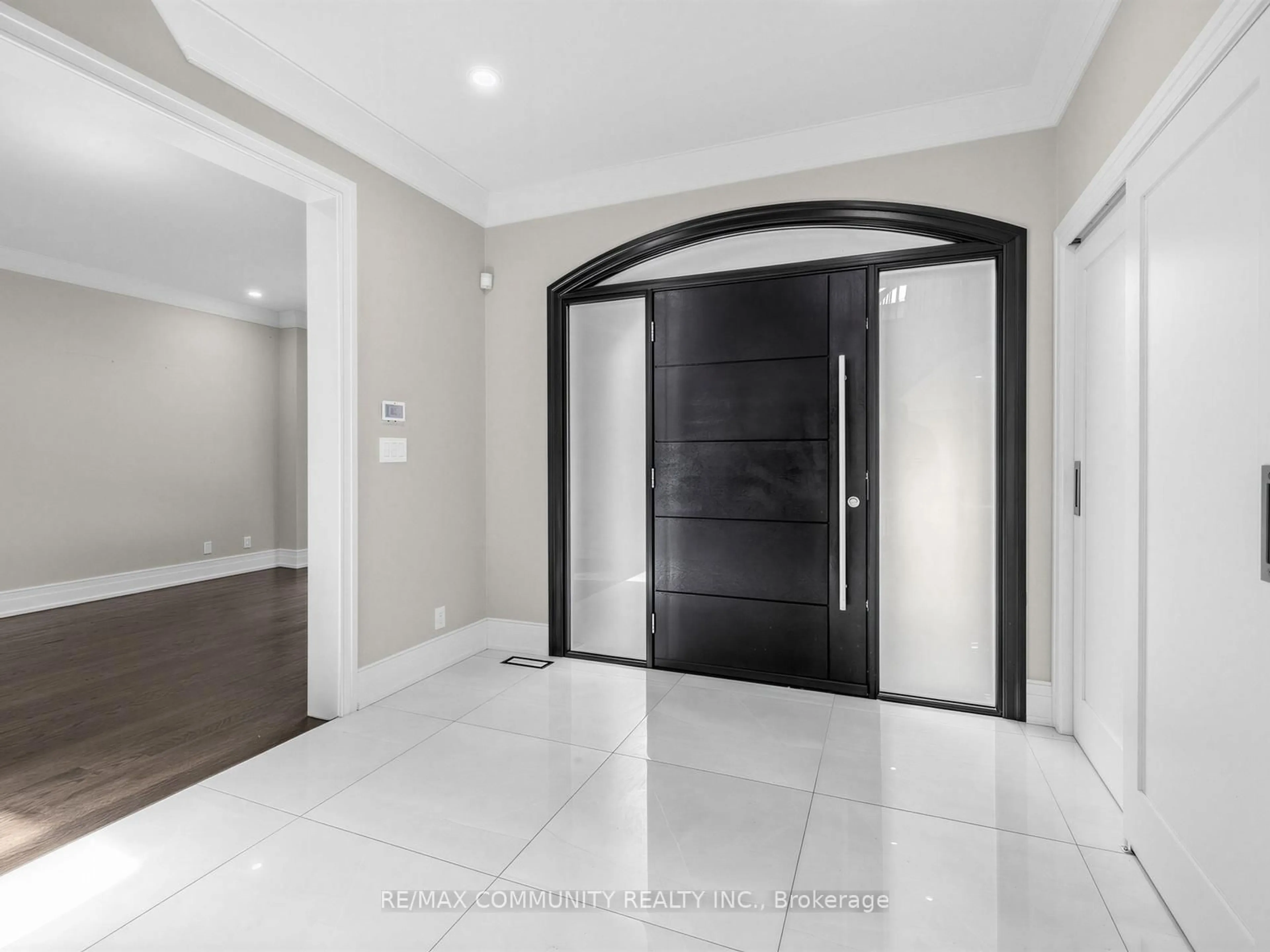 Indoor entryway for 806 Clarence St, Vaughan Ontario L4L 8V2