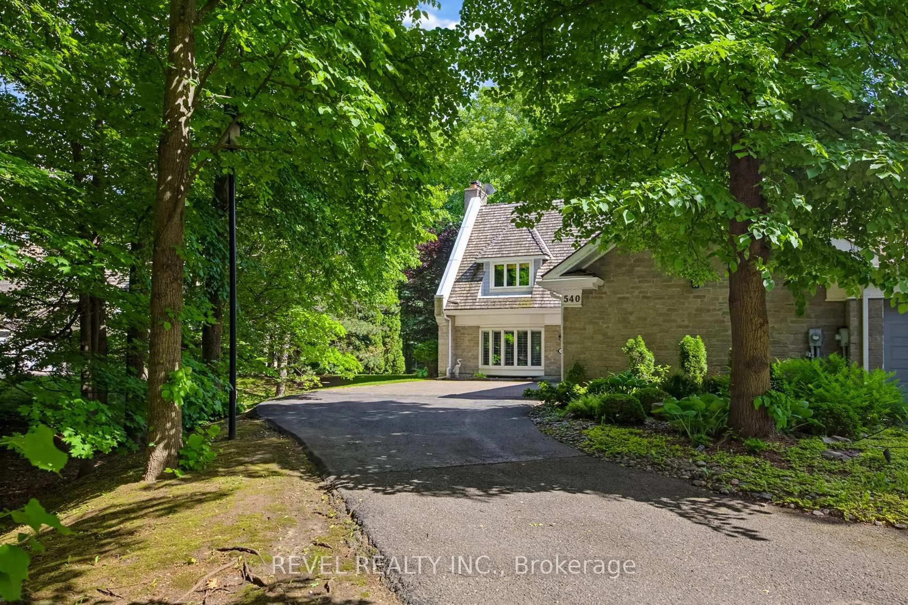 A pic from outside/outdoor area/front of a property/back of a property/a pic from drone, street for 540 Quail Ridge Dr #27, Aurora Ontario L4G 0L5
