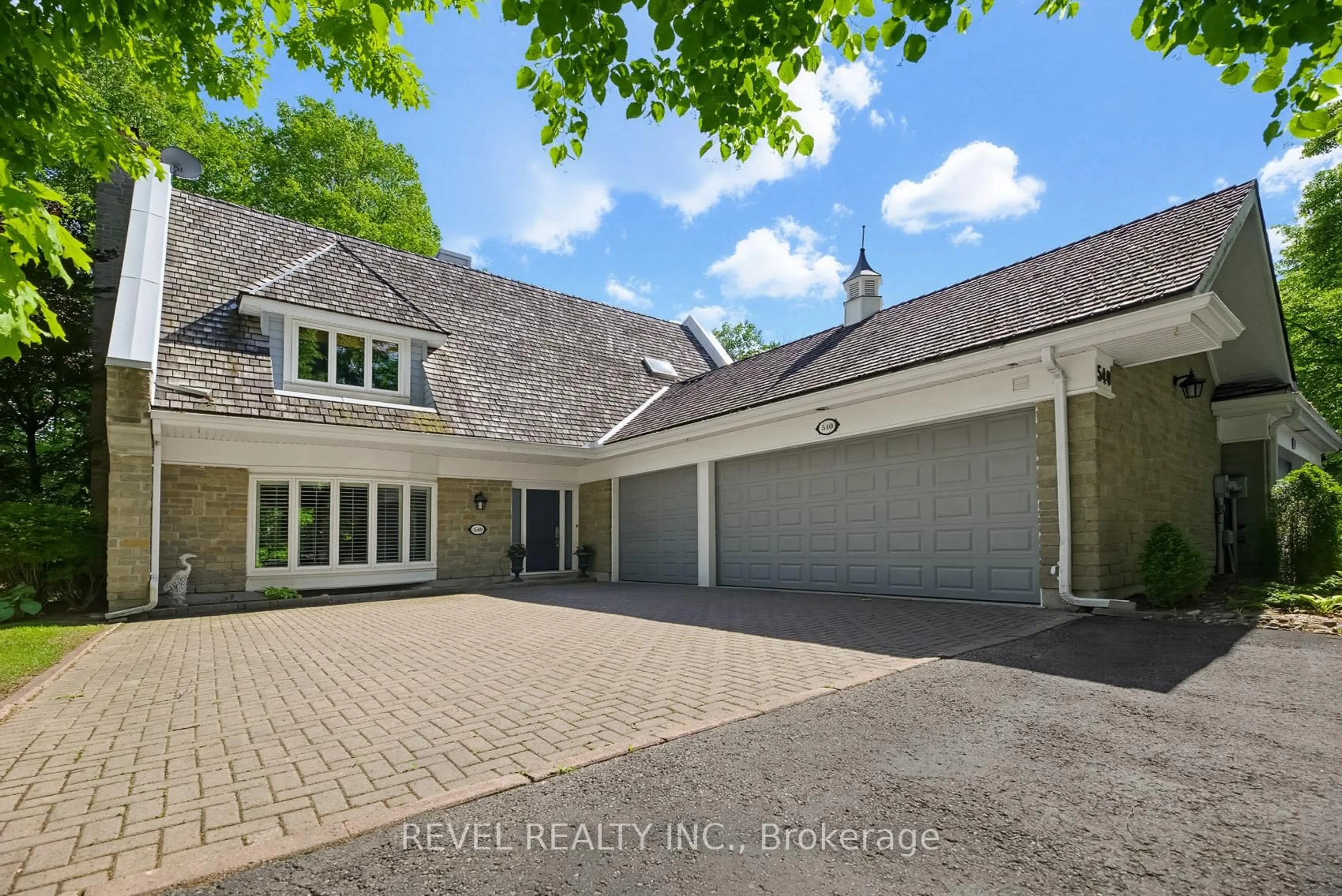 A pic from outside/outdoor area/front of a property/back of a property/a pic from drone, street for 540 Quail Ridge Dr #27, Aurora Ontario L4G 0L5