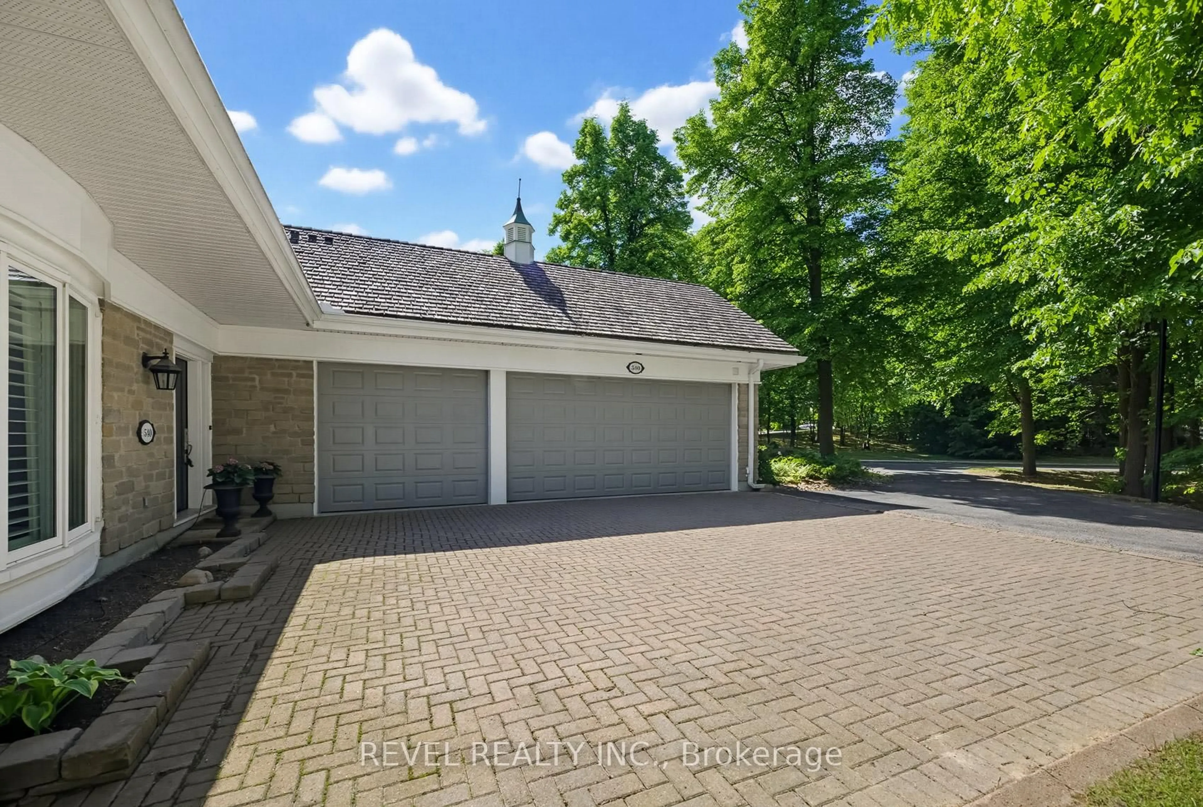 Indoor garage for 540 Quail Ridge Dr #27, Aurora Ontario L4G 0L5