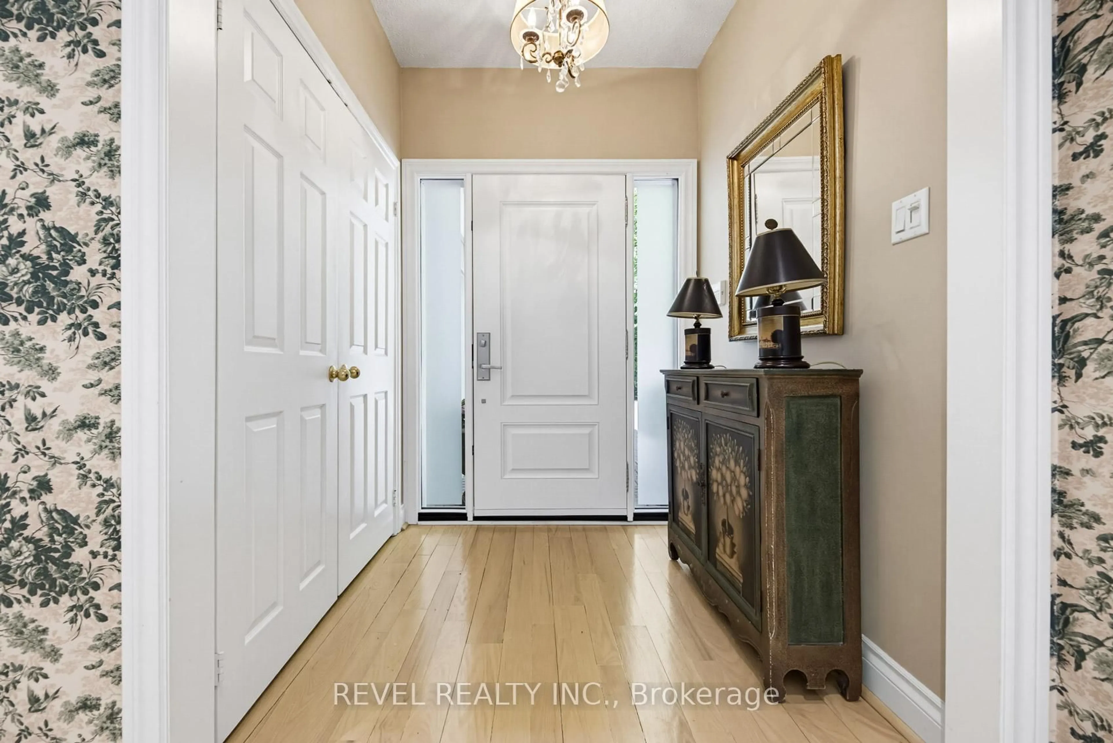 Indoor entryway for 540 Quail Ridge Dr #27, Aurora Ontario L4G 0L5