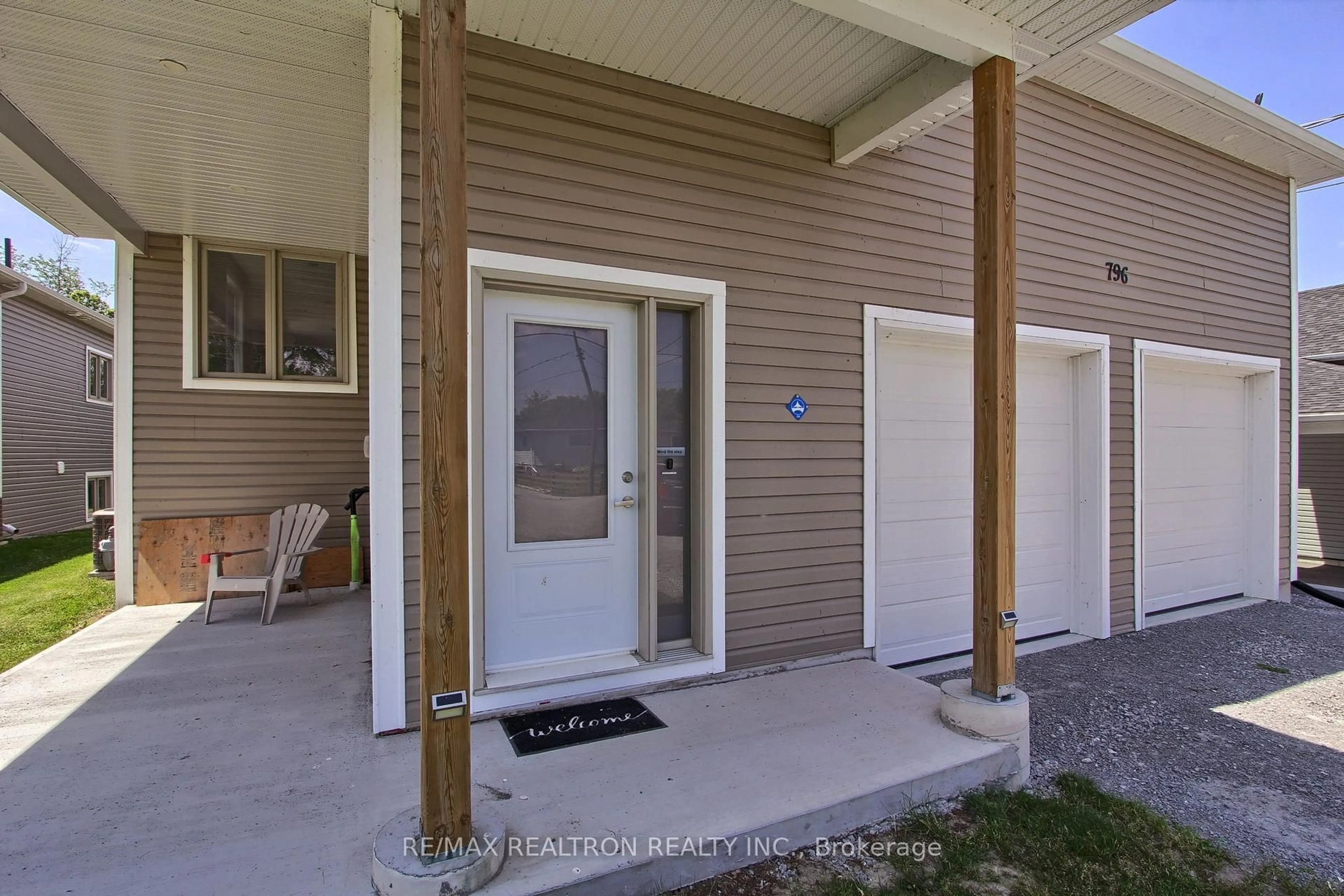 Indoor entryway for 796 Rockaway Rd, Georgina Ontario L0E 1S0