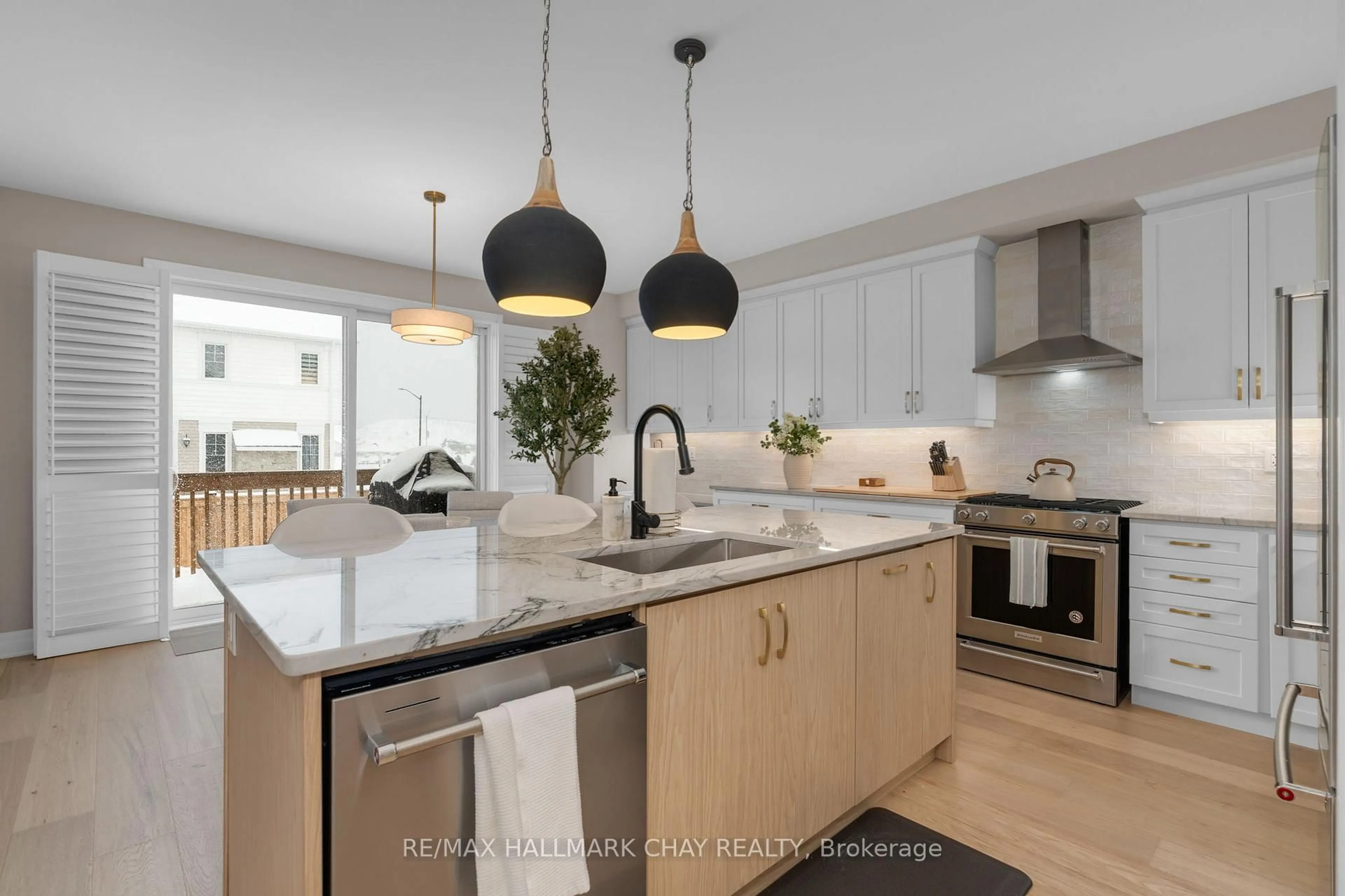 Contemporary kitchen, unknown for 721 Mika St, Innisfil Ontario L9S 0R8