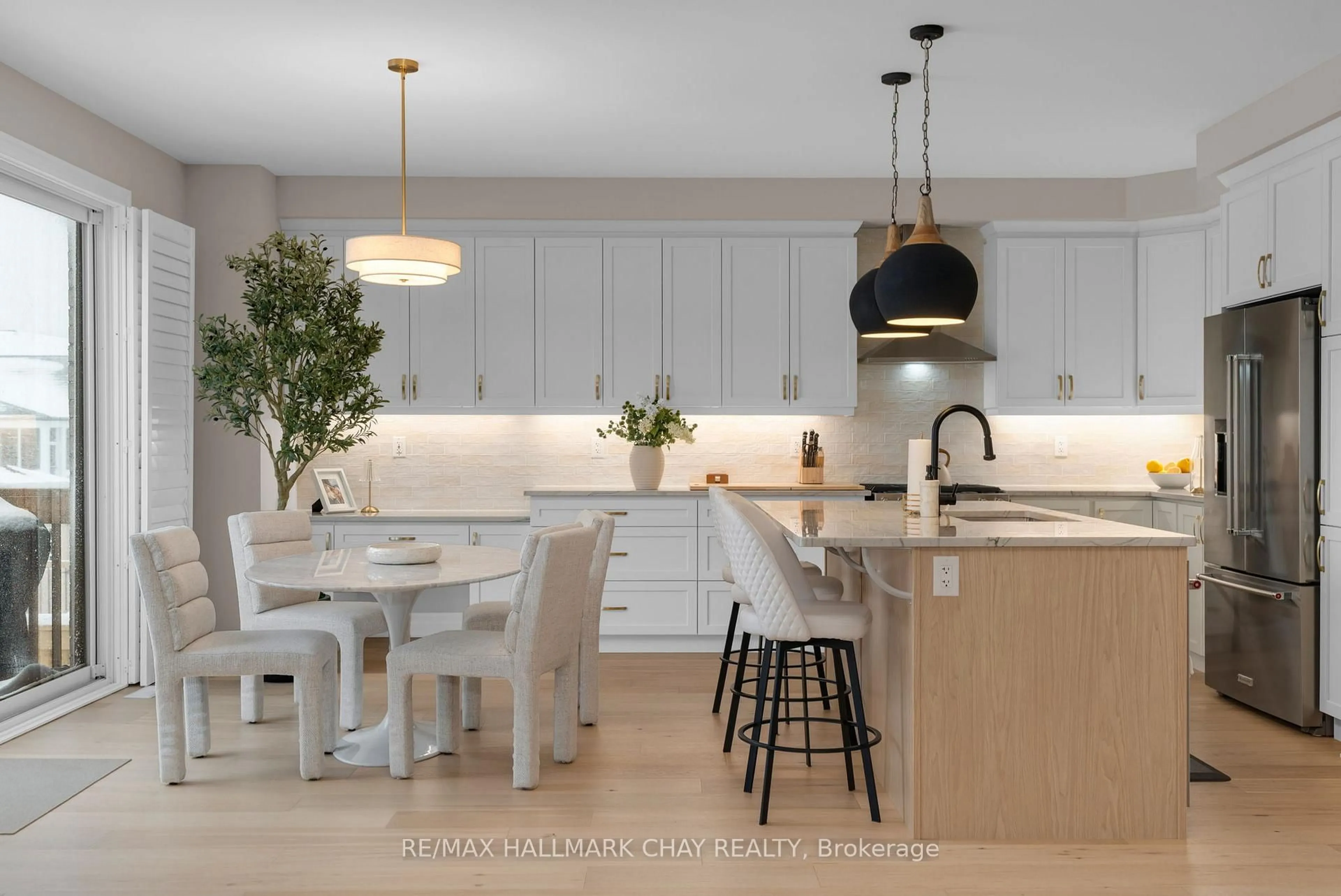 Contemporary kitchen, wood/laminate floor for 721 Mika St, Innisfil Ontario L9S 0R8