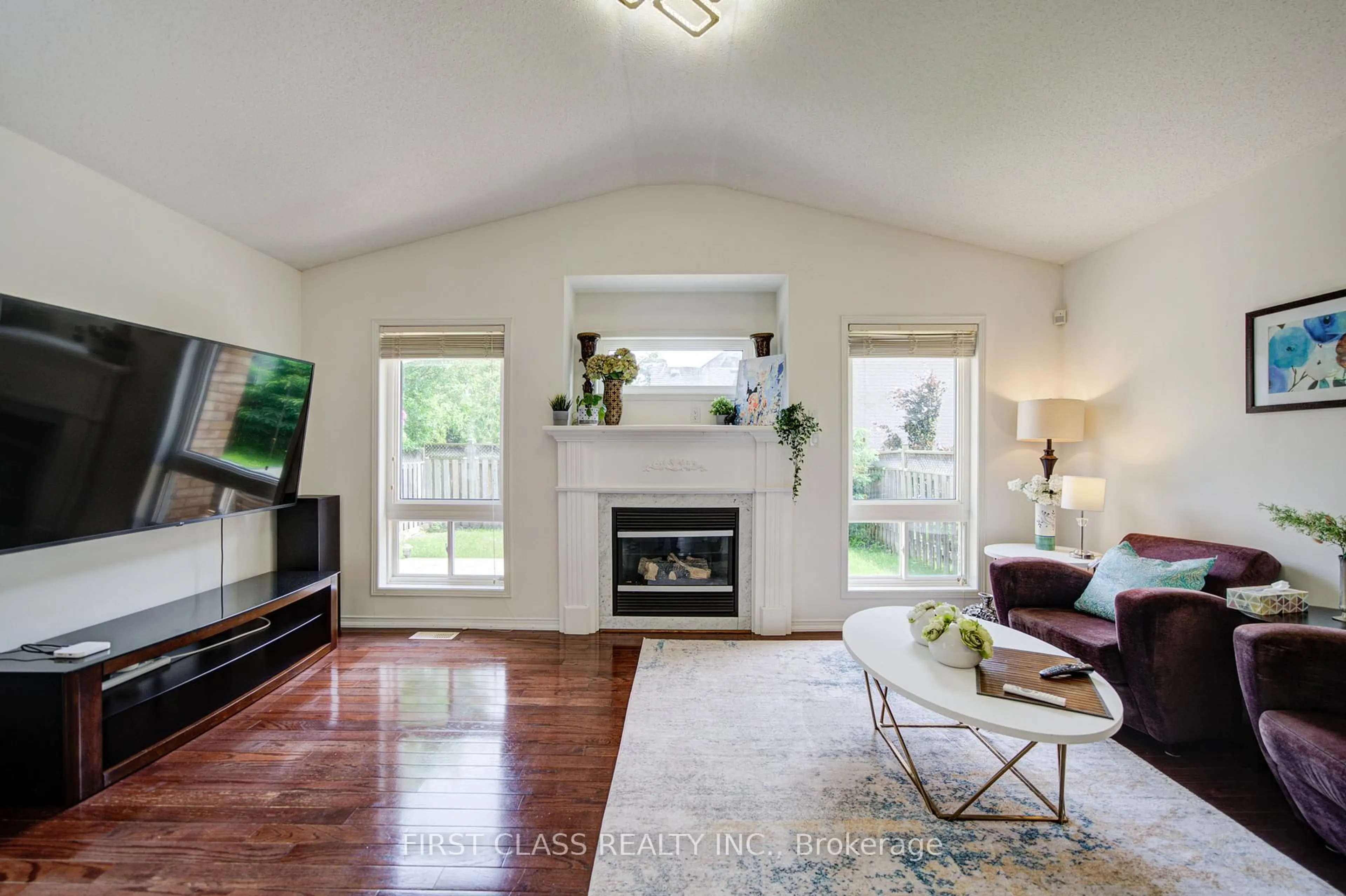 Living room with furniture, unknown for 611 Mcbean Ave, Newmarket Ontario L3X 2L5