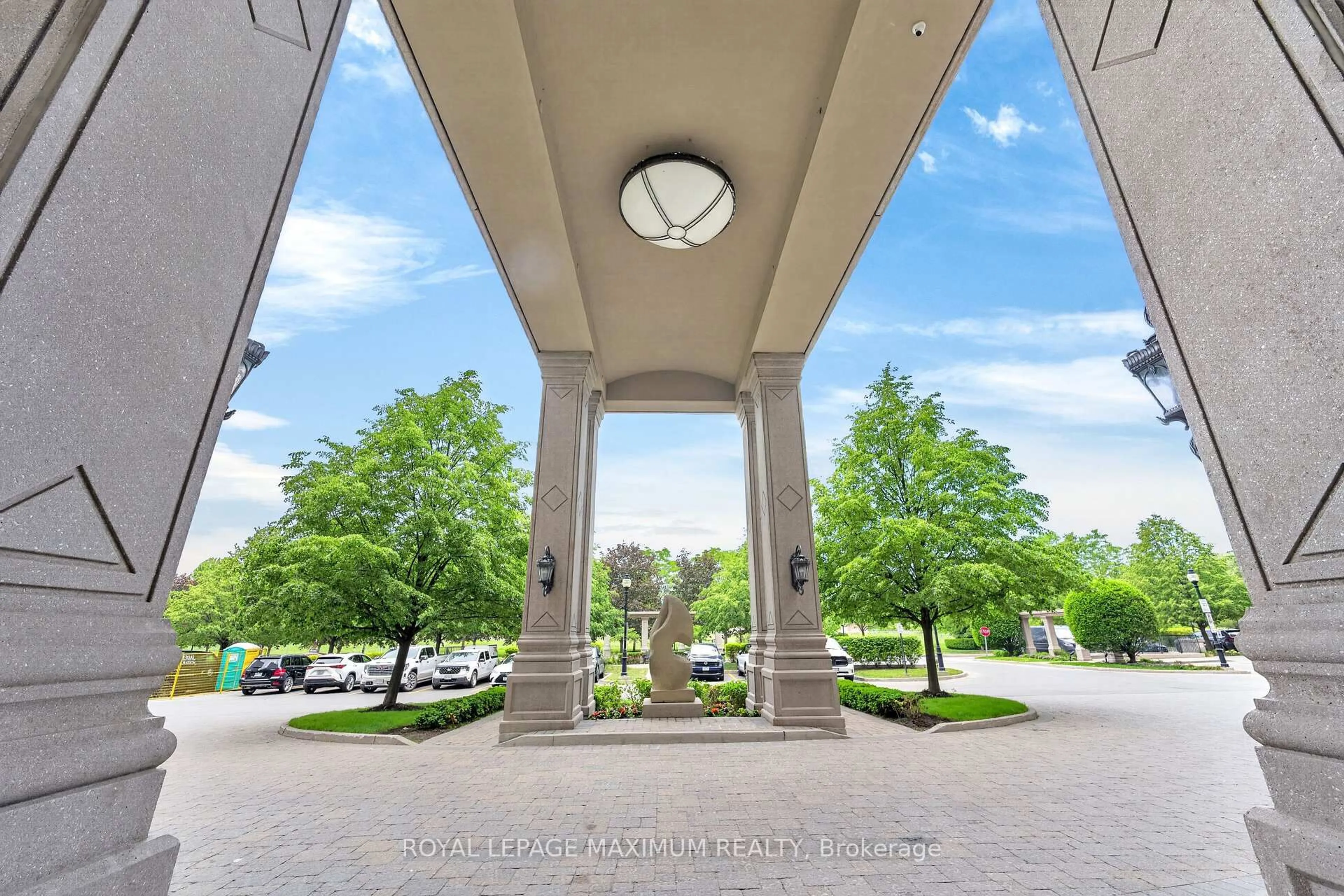Indoor foyer for 9245 Jane St #914, Vaughan Ontario L6A 0J9