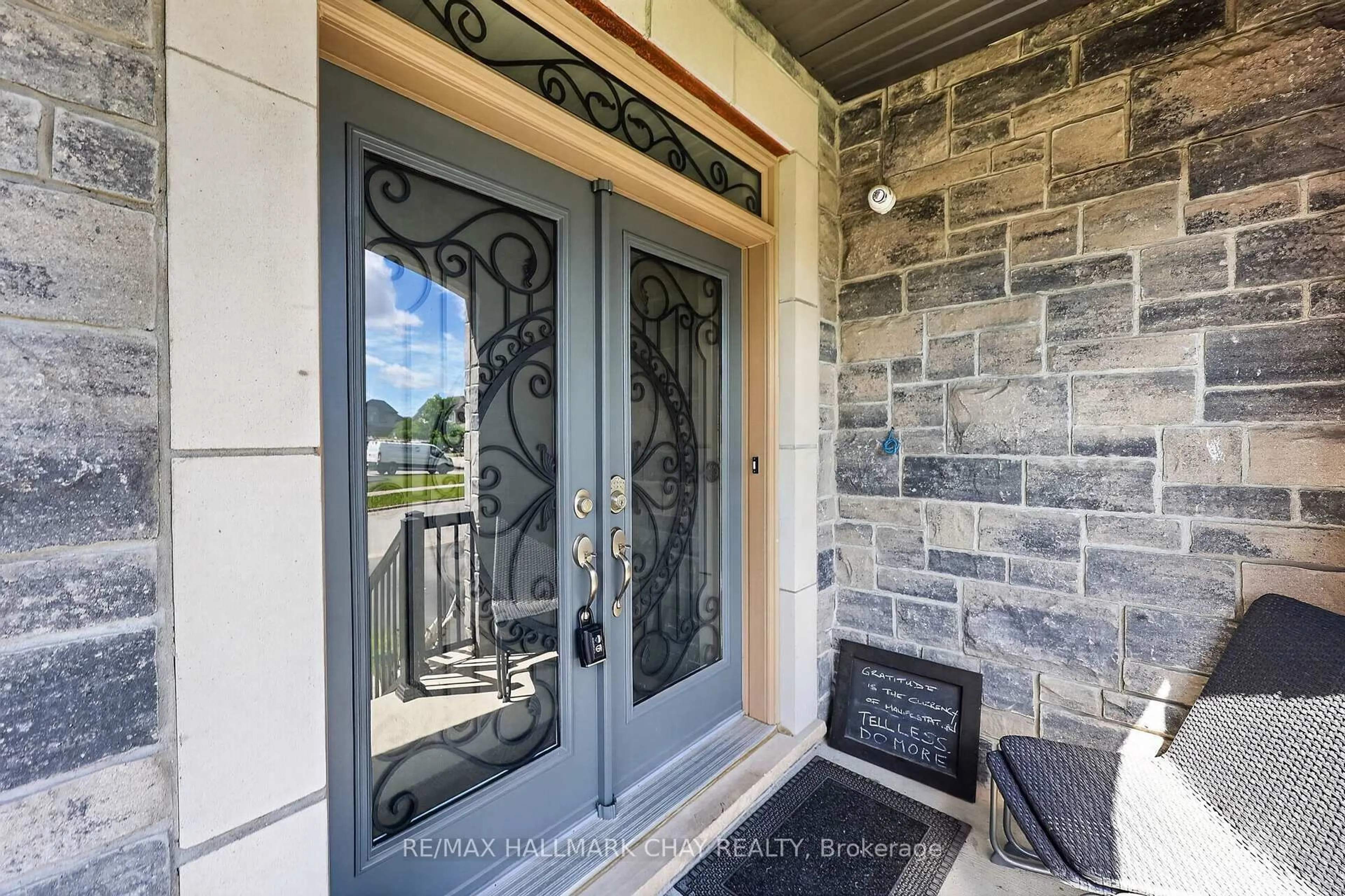 Indoor entryway for 16 Dowling Rd, New Tecumseth Ontario L9R 0H1