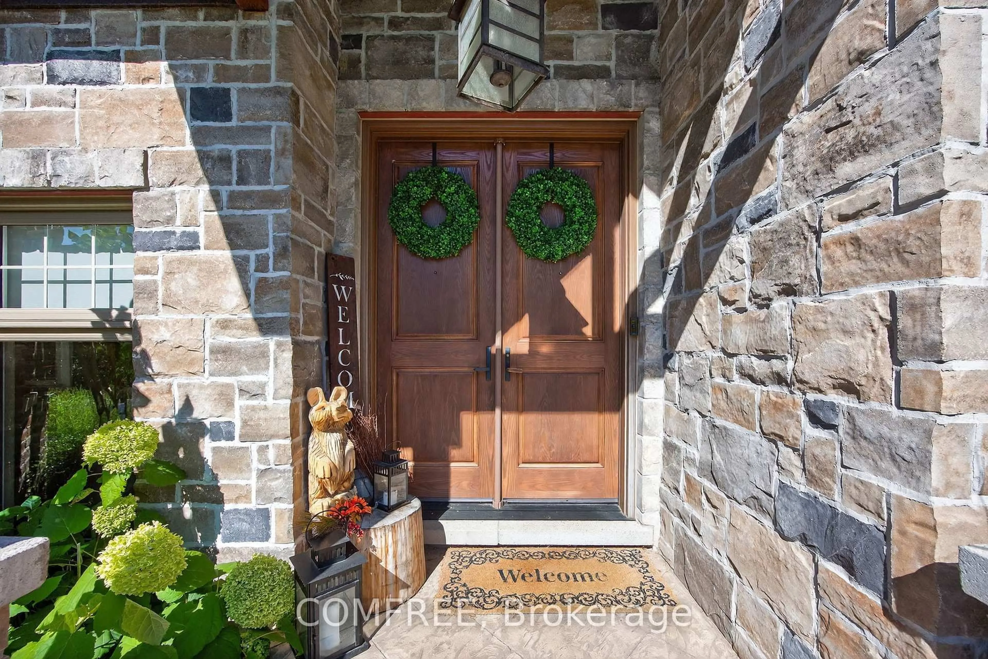 Indoor entryway for 1707 Wilkinson St, Innisfil Ontario L9S 5A8