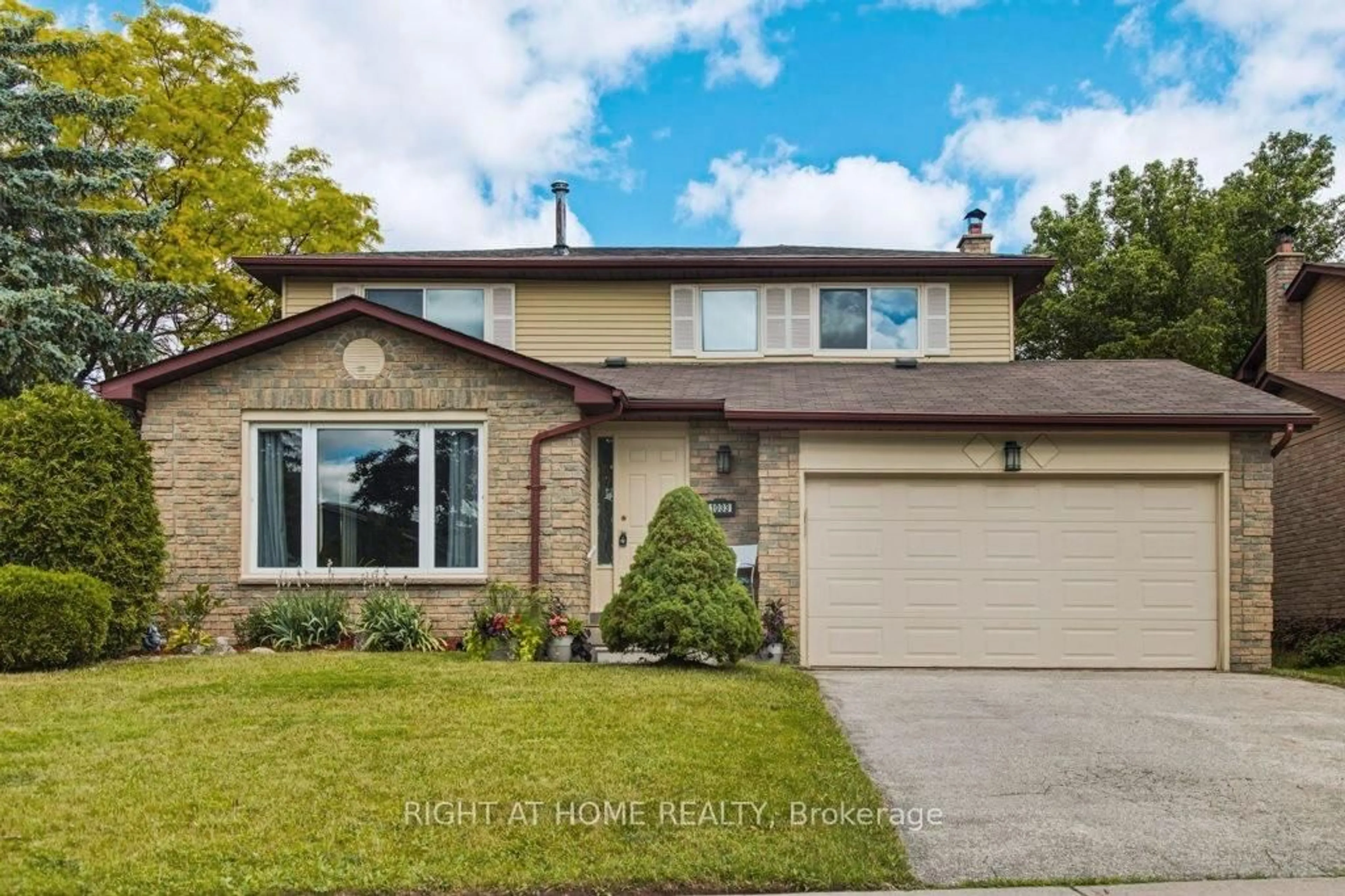 Home with vinyl exterior material, street for 1033 Birchwood Dr, Newmarket Ontario L3Y 6J2
