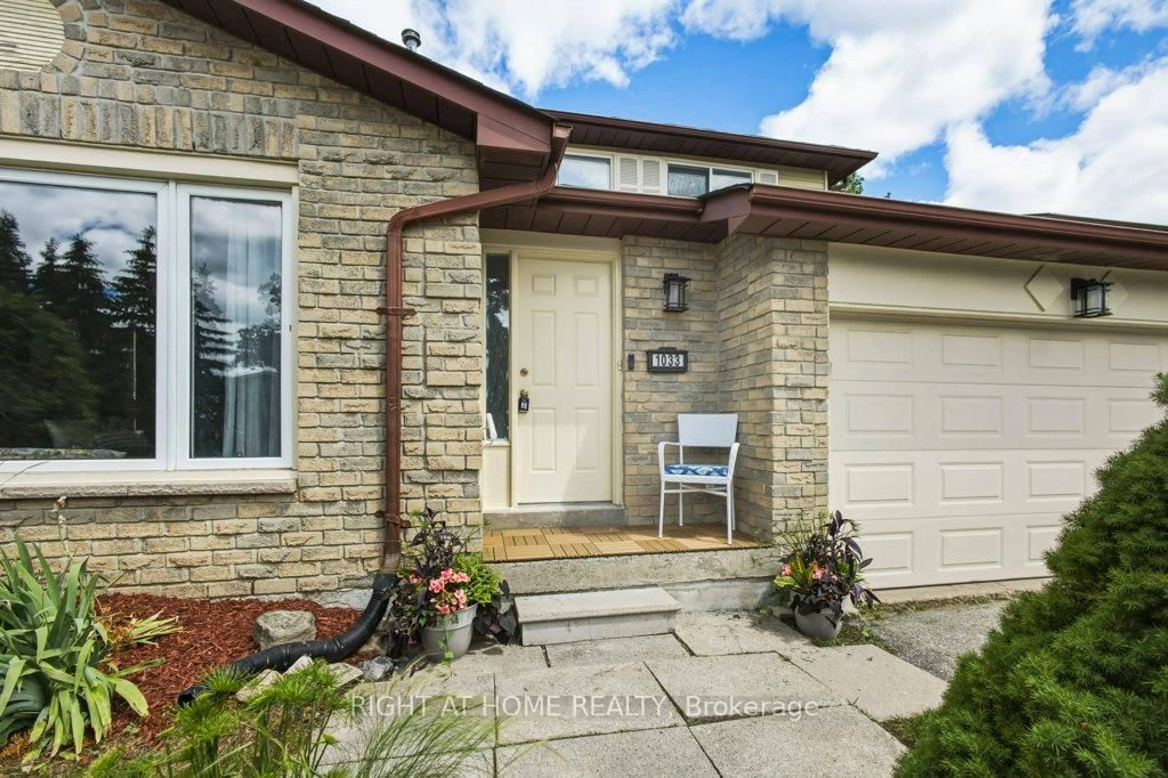 Home with brick exterior material, street for 1033 Birchwood Dr, Newmarket Ontario L3Y 6J2