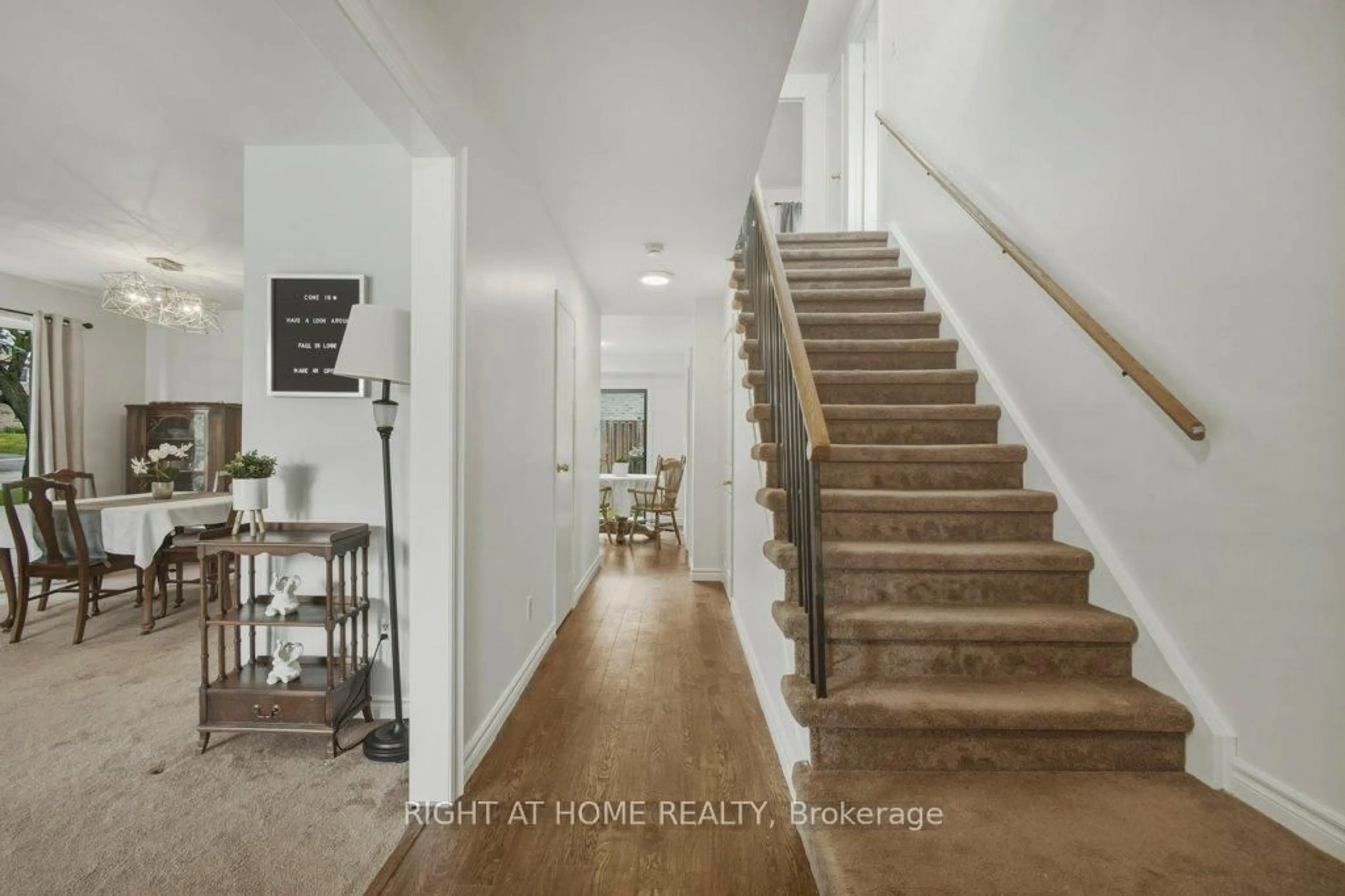 Indoor entryway for 1033 Birchwood Dr, Newmarket Ontario L3Y 6J2