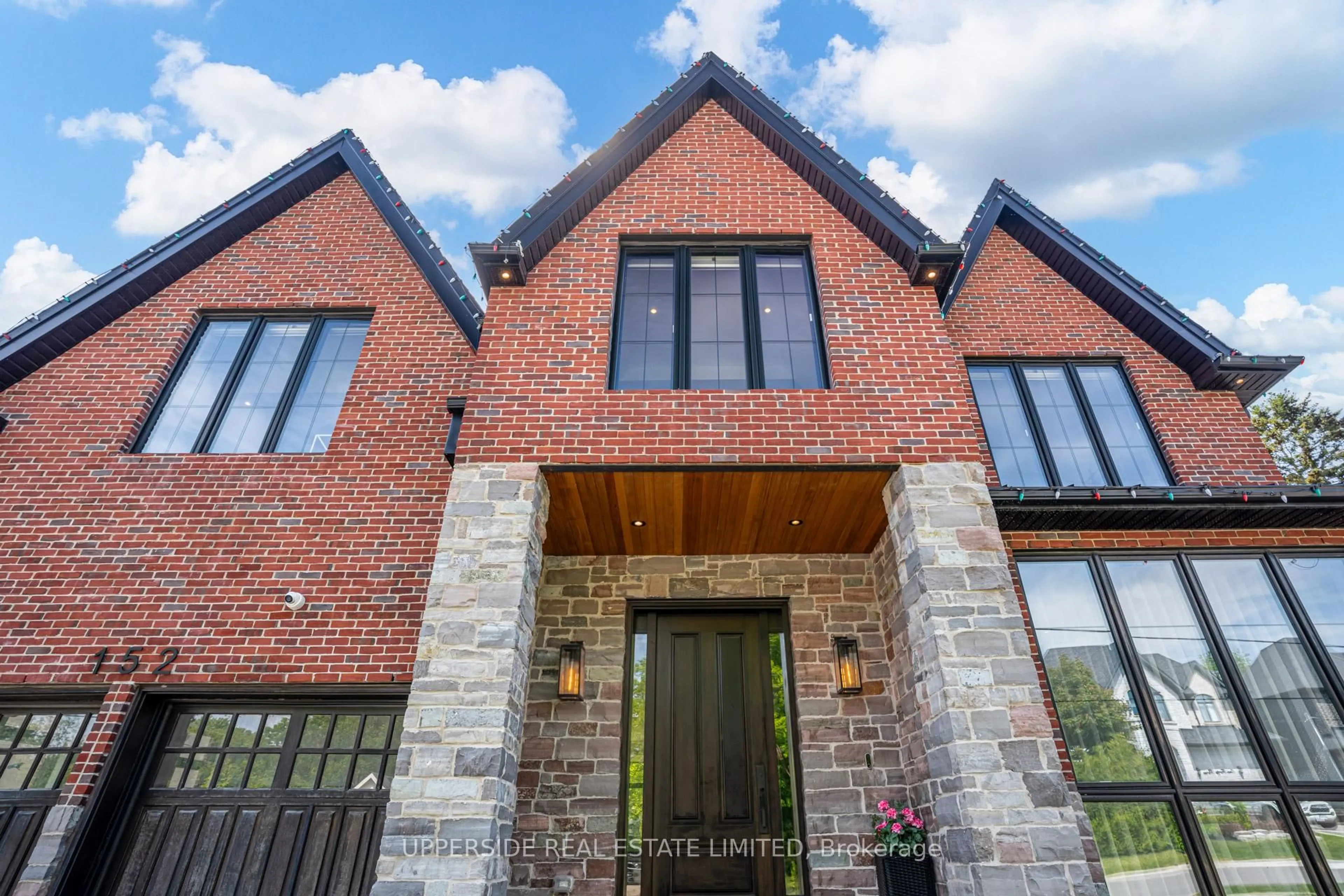 Home with brick exterior material, building for 152 Wells St, Aurora Ontario L4G 1T7