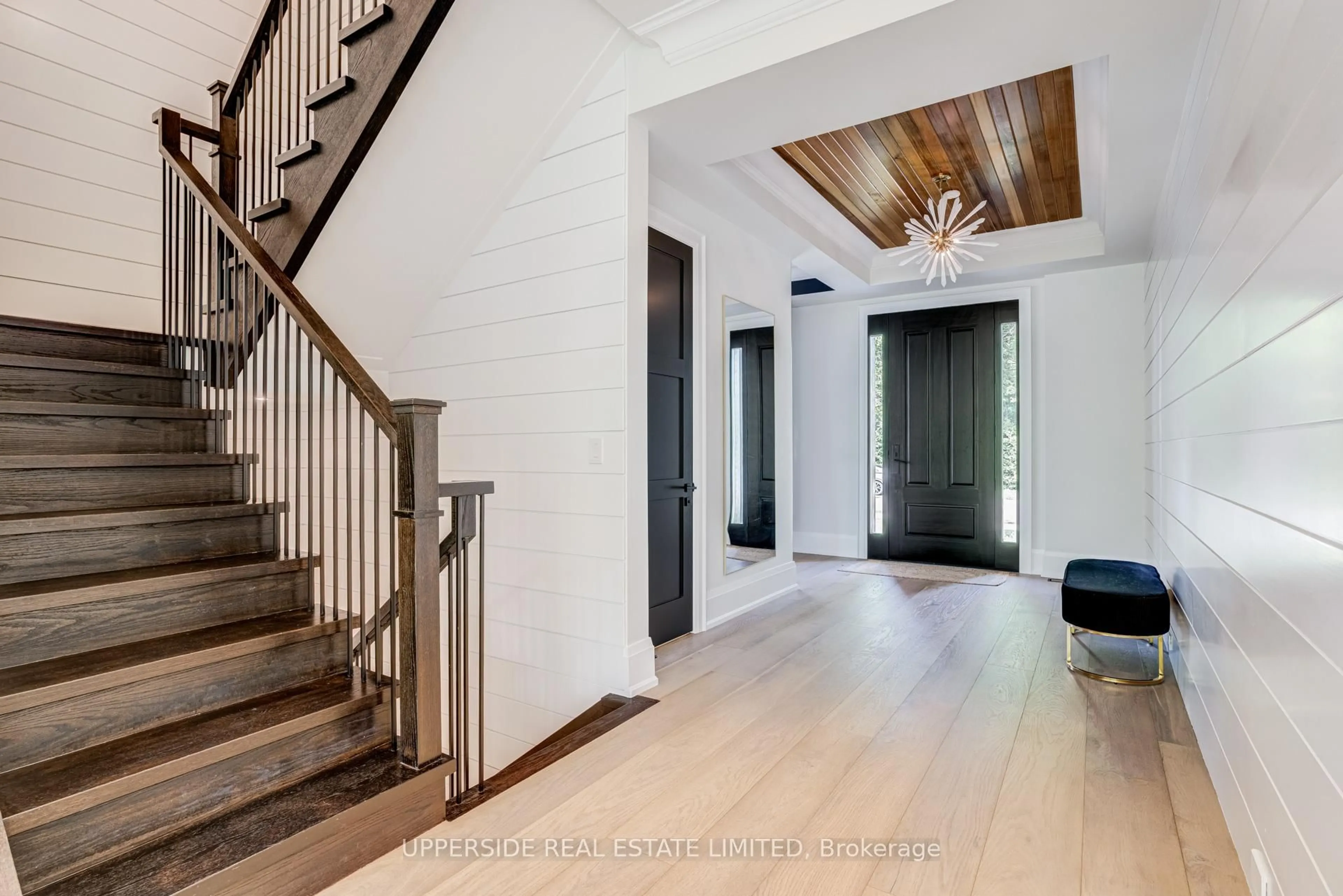 Indoor entryway for 152 Wells St, Aurora Ontario L4G 1T7