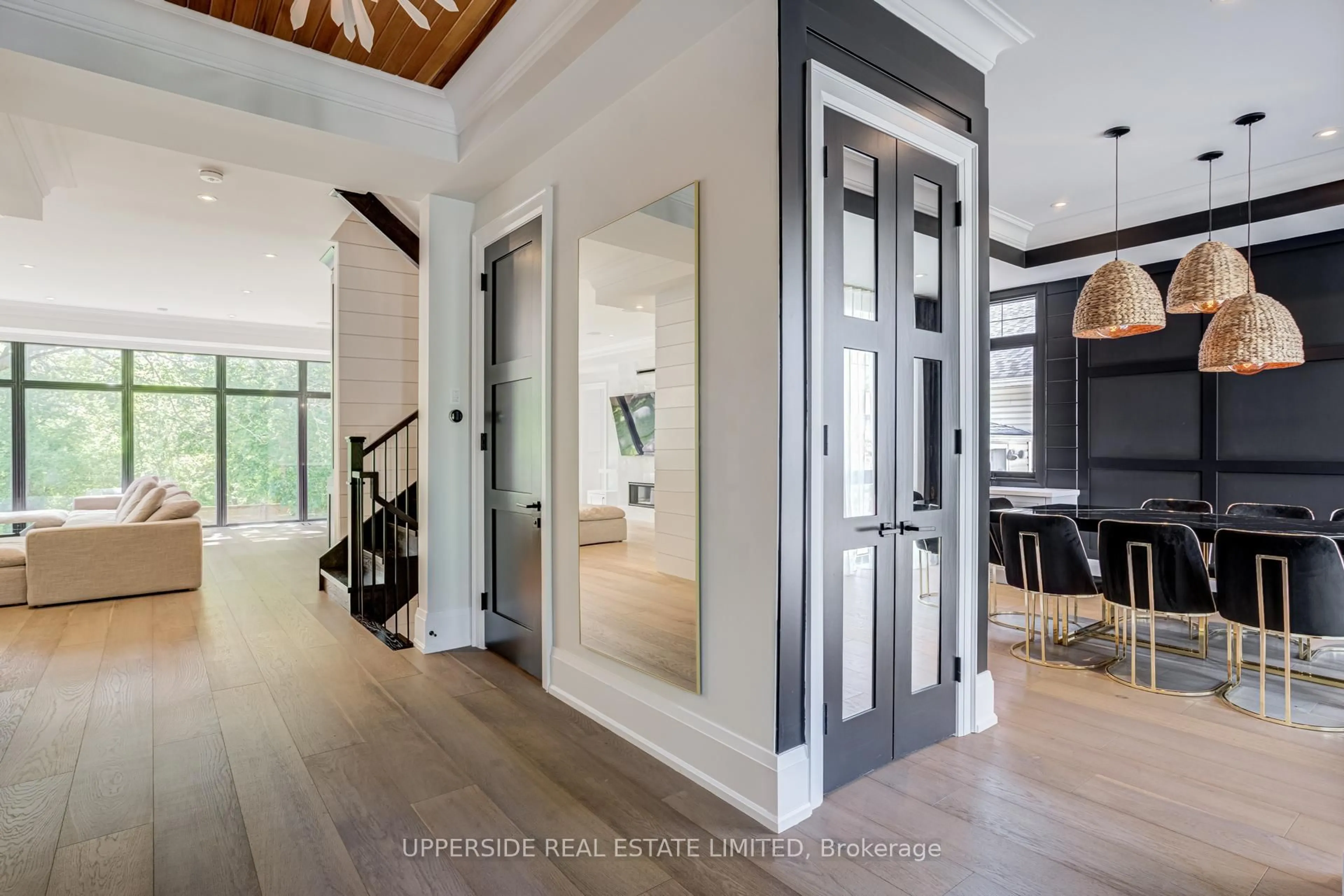 Indoor entryway for 152 Wells St, Aurora Ontario L4G 1T7