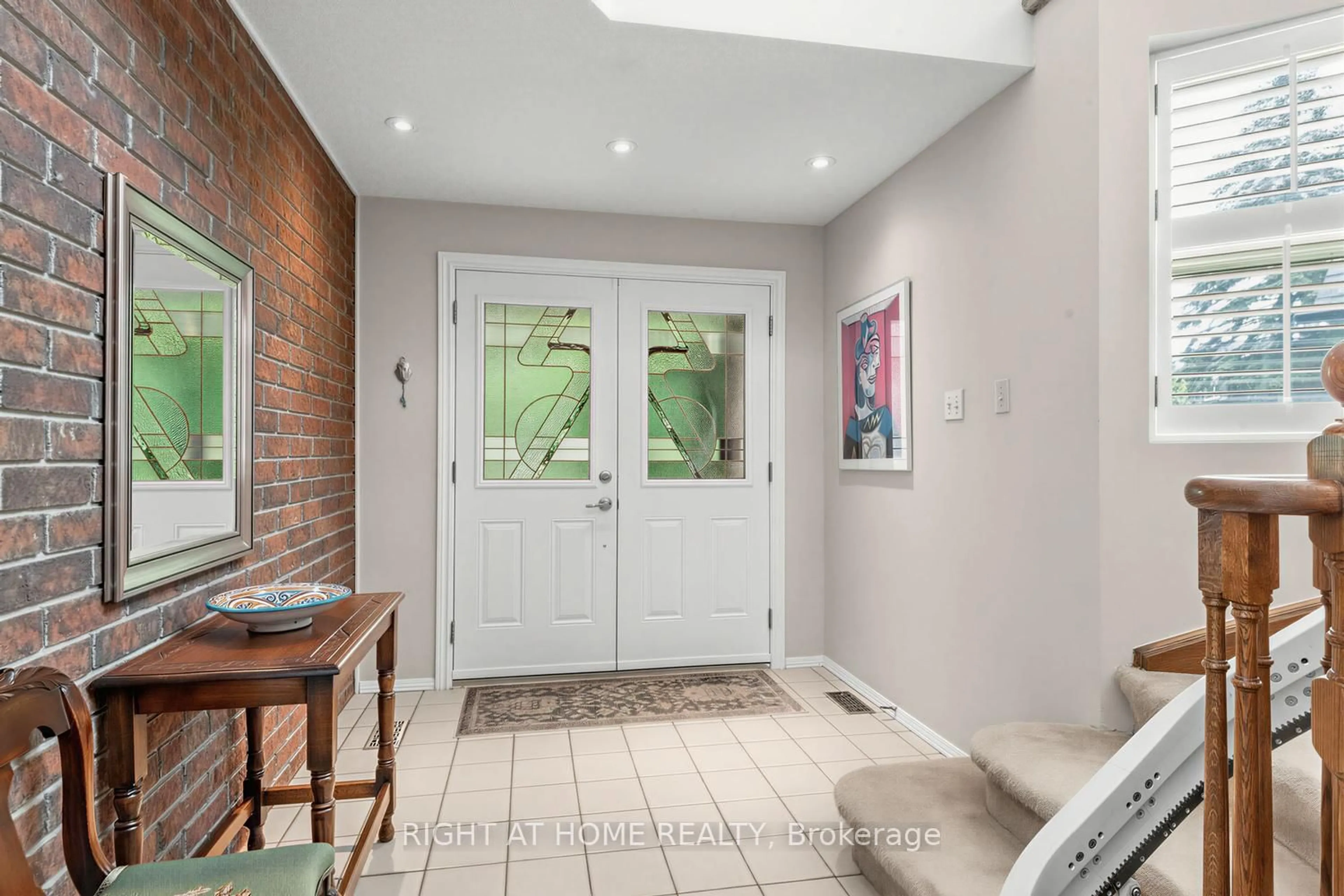 Indoor entryway for 10 Parklawn Cres, Markham Ontario L3T 6X1